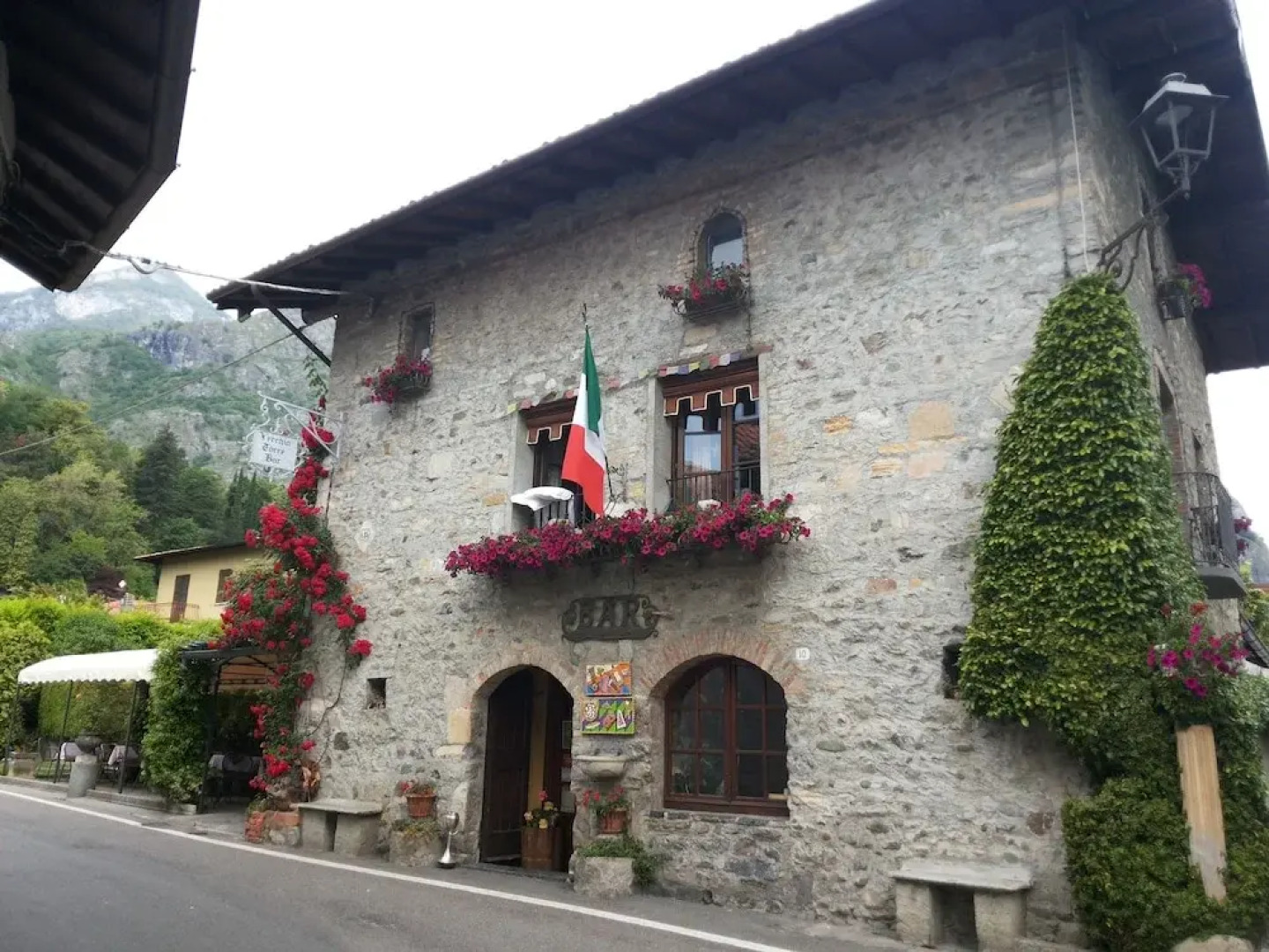 Azalea & Glicine House