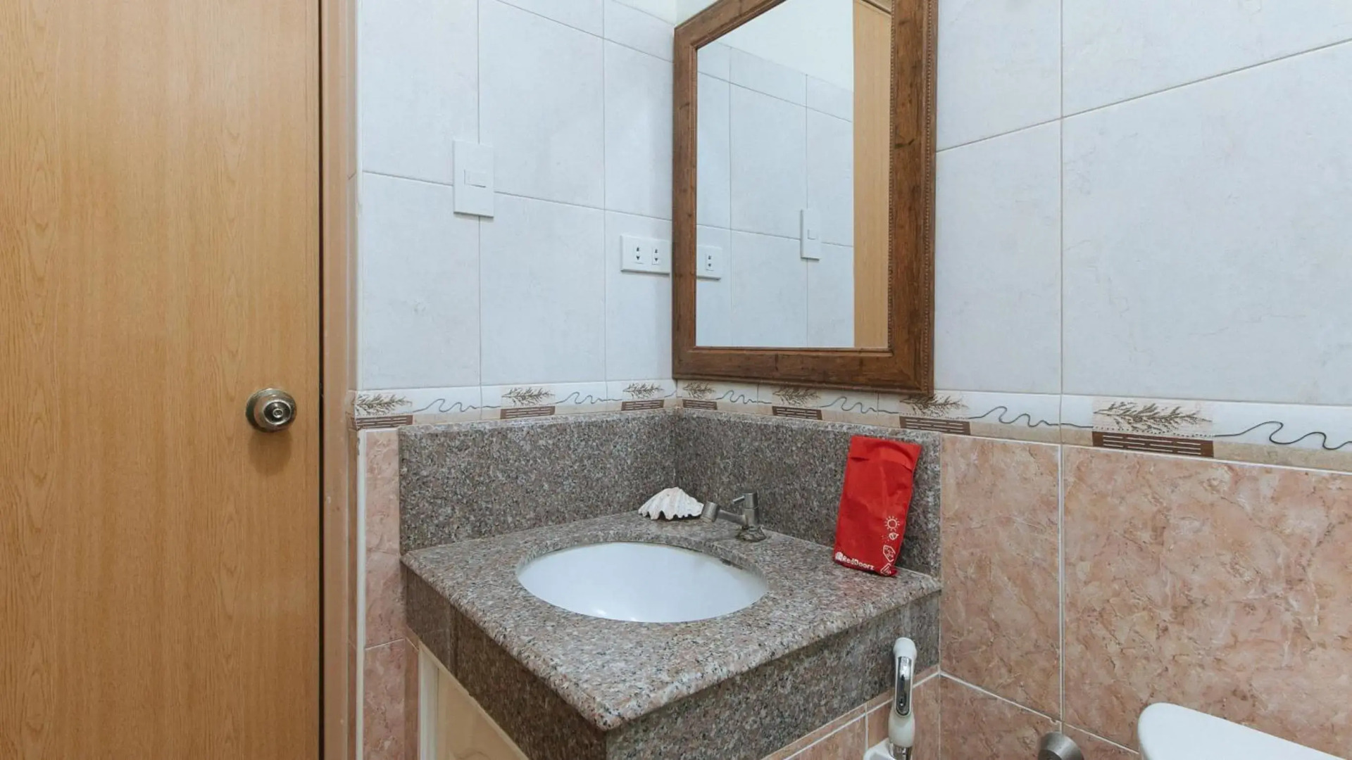 RedDoorz Premium @ Nick Hotel Gerona Tarlac