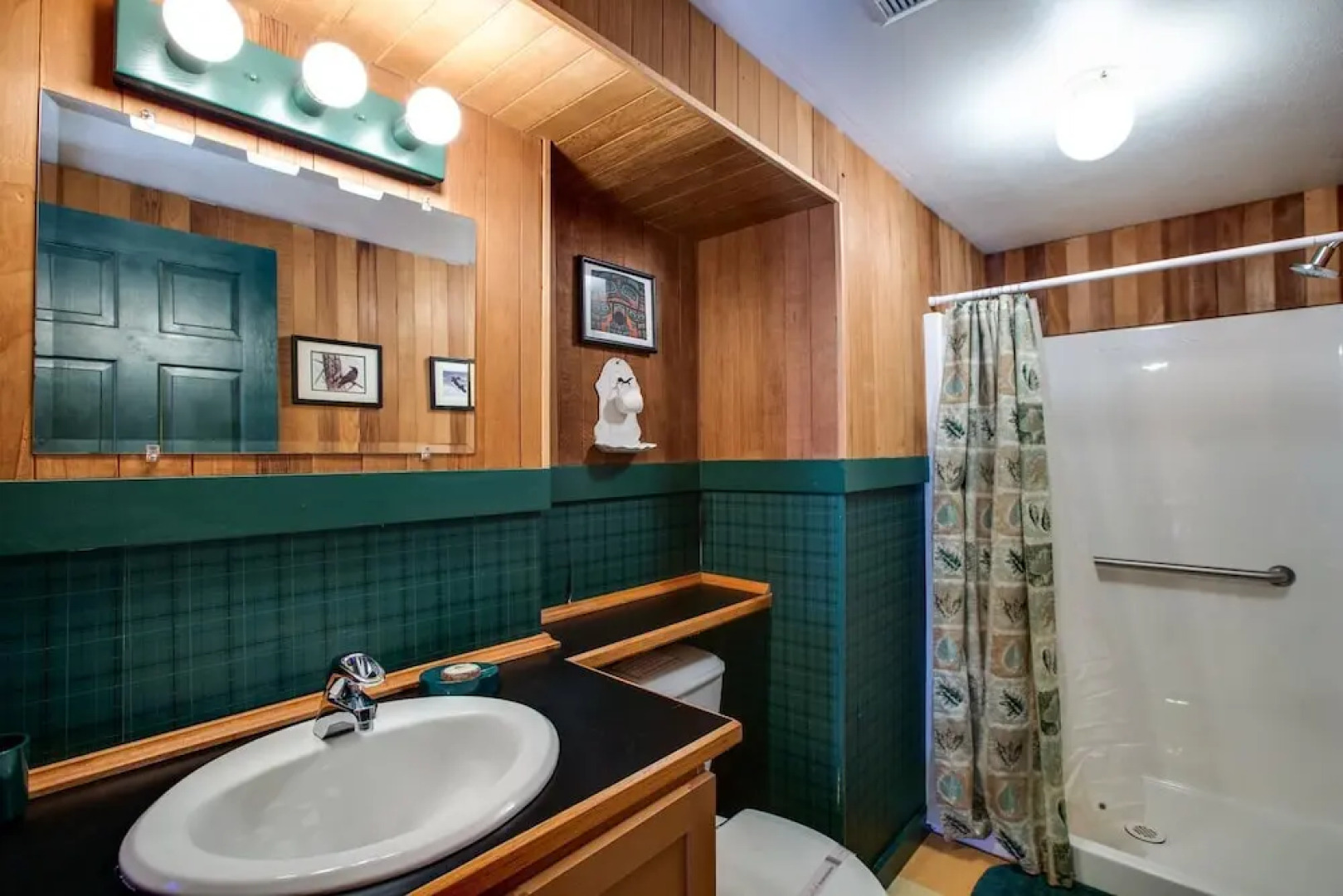 44mbr - Hot Tub- Pets Ok - Wifi - Bbq - Sleeps 8 2 Bedroom Home by RedAwning