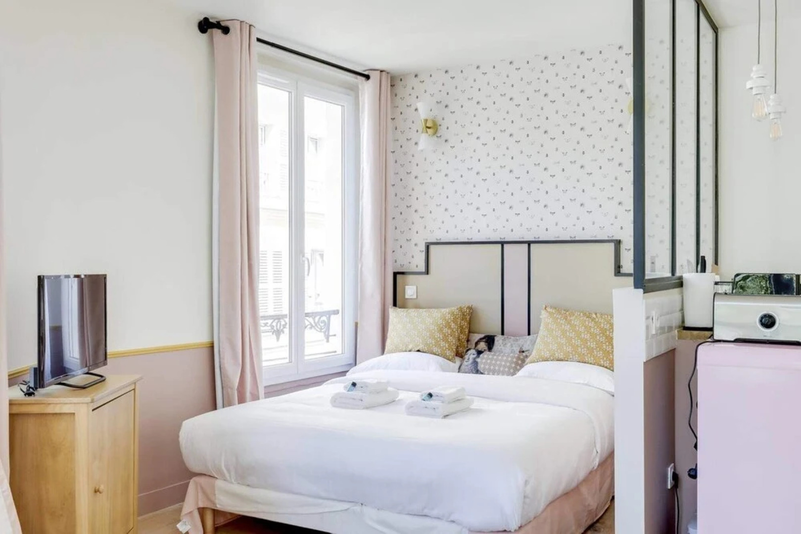 Beautiful Pink Studio For 2 in Heart of Vanves