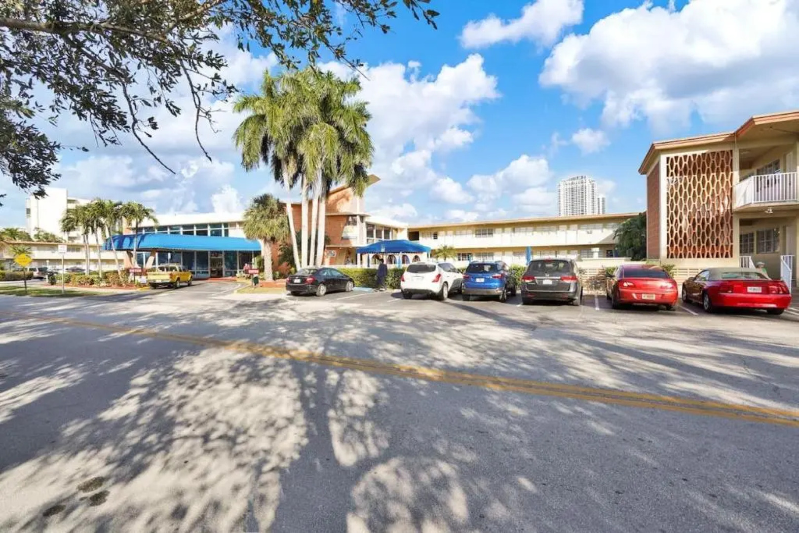 1 bedroom, 6 people - walk from the Beach, Shopping Mall and Restaurants