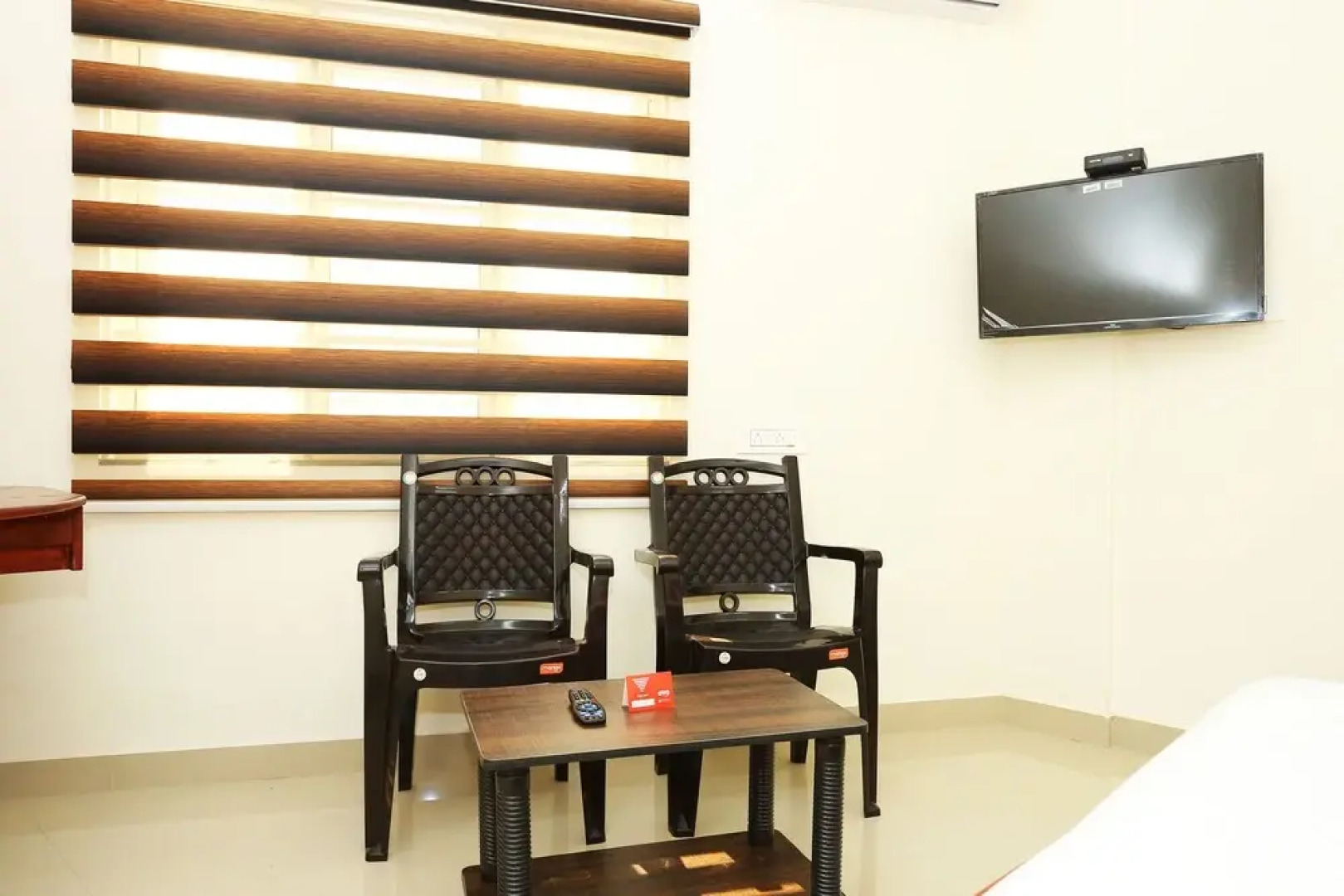 OYO 37302 White Cort