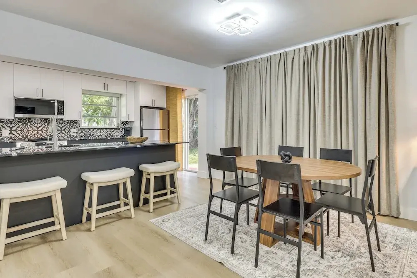 Walk to City Center: Modern Coral Springs Getaway