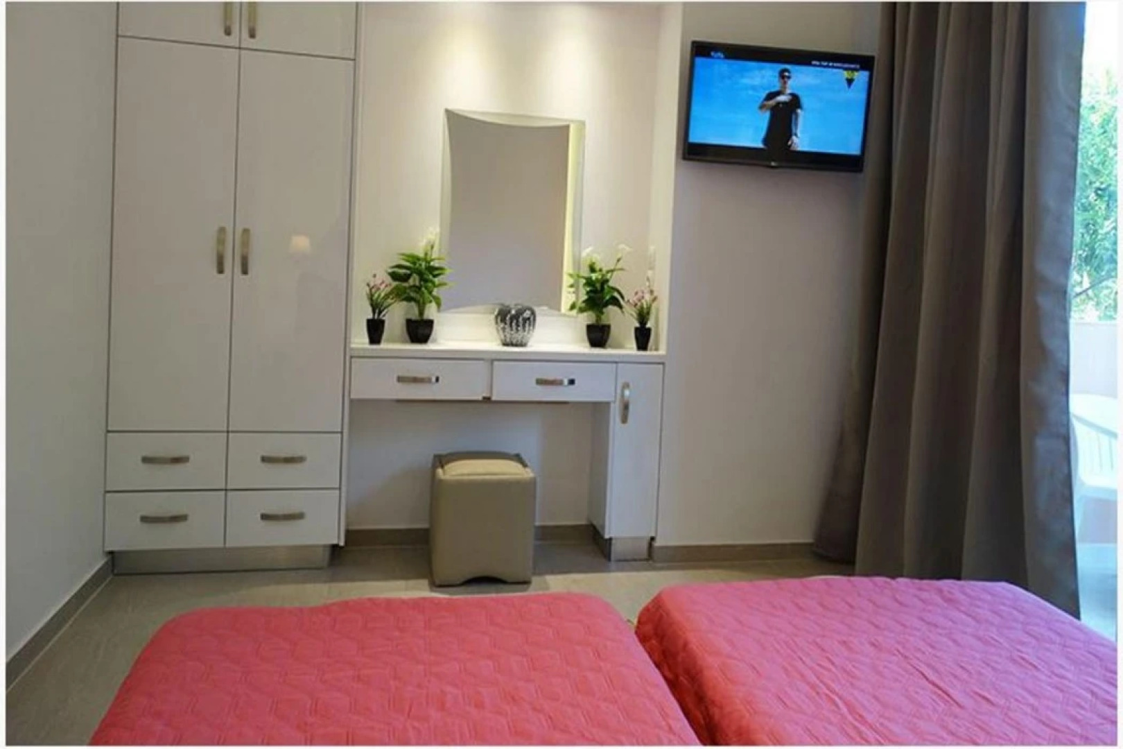 Makis Louvlis Apartments & Studios