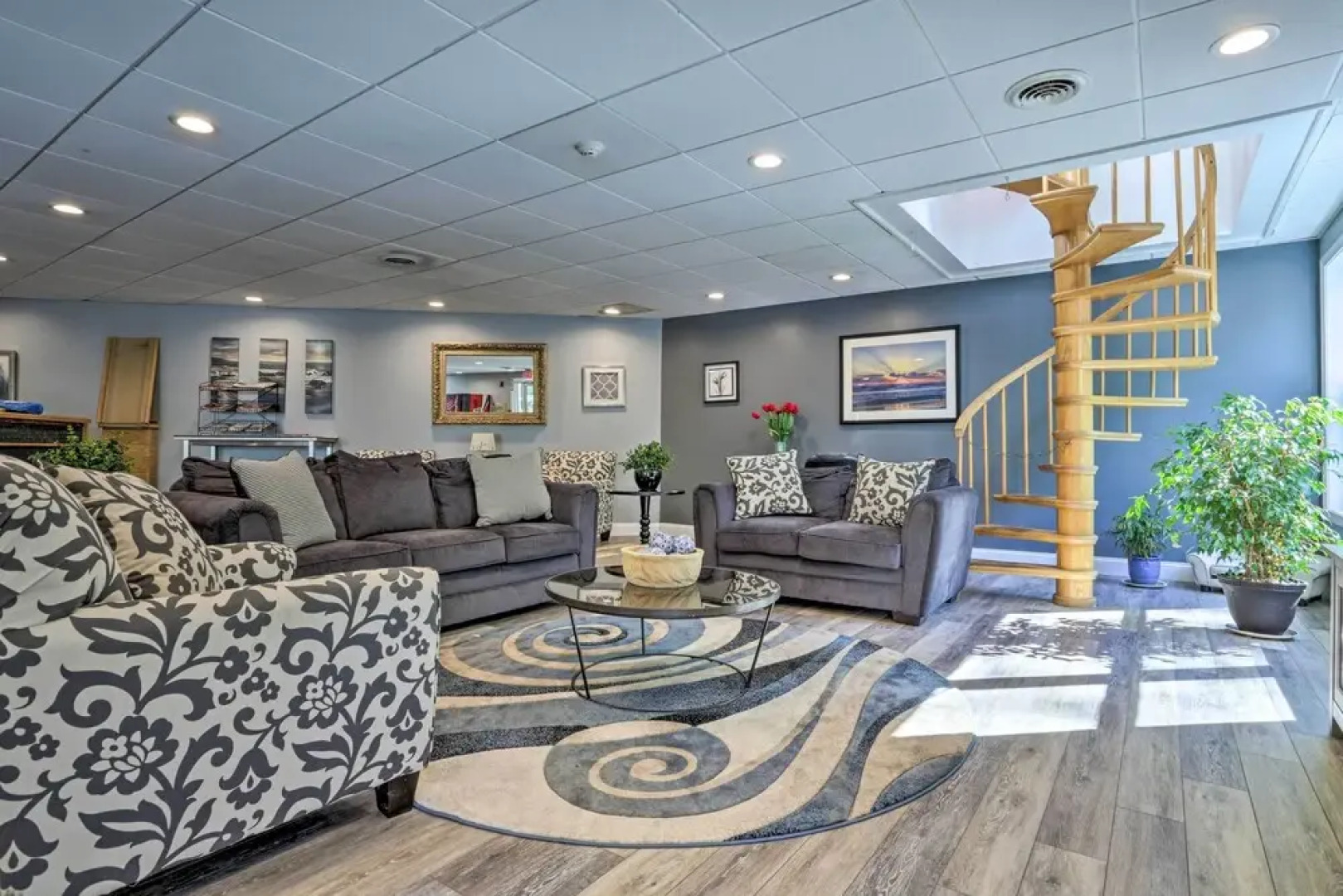 Lake Getaway: Walk Across Street to Private Beach!