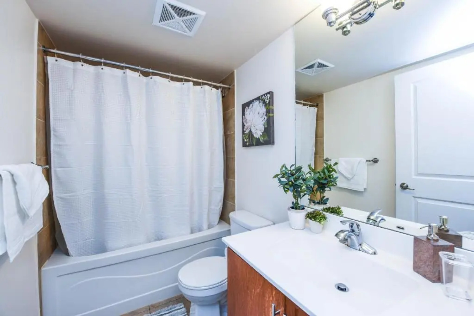 Sarkar Suites - 330 Burnhamthorpe Road