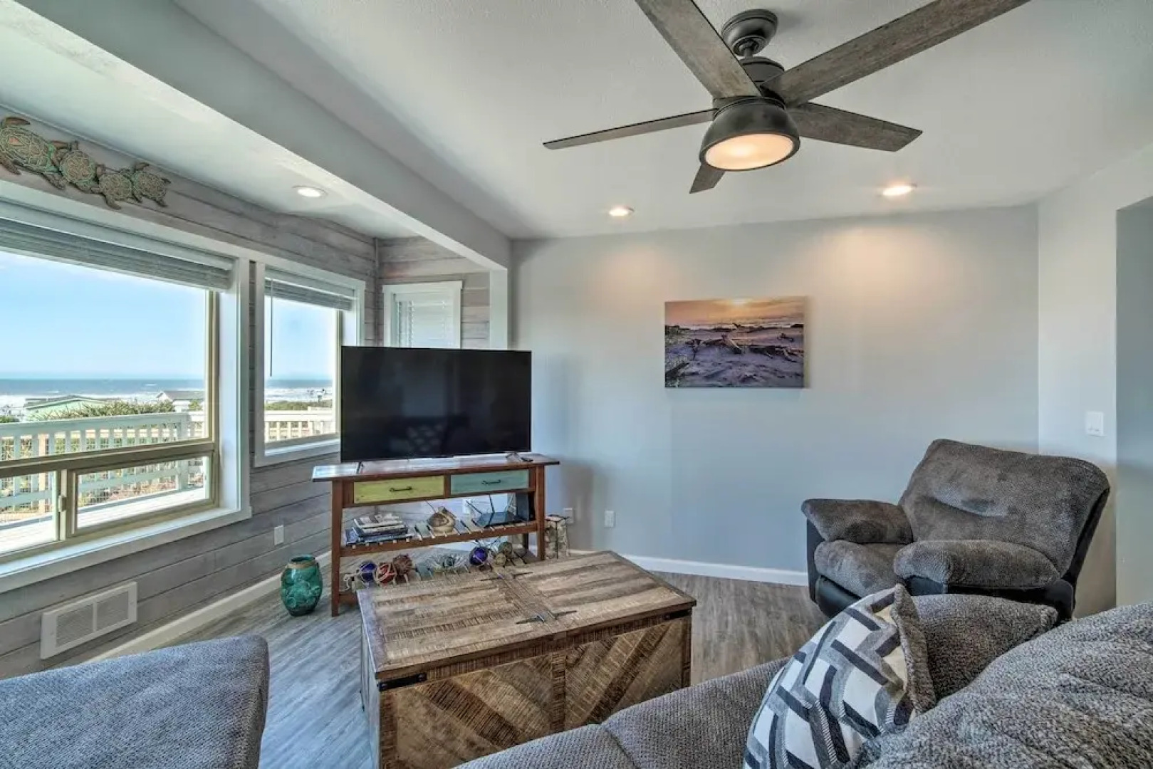 Gold Beach Home w/ Hot Tub, 1/4 Mi to Beach!