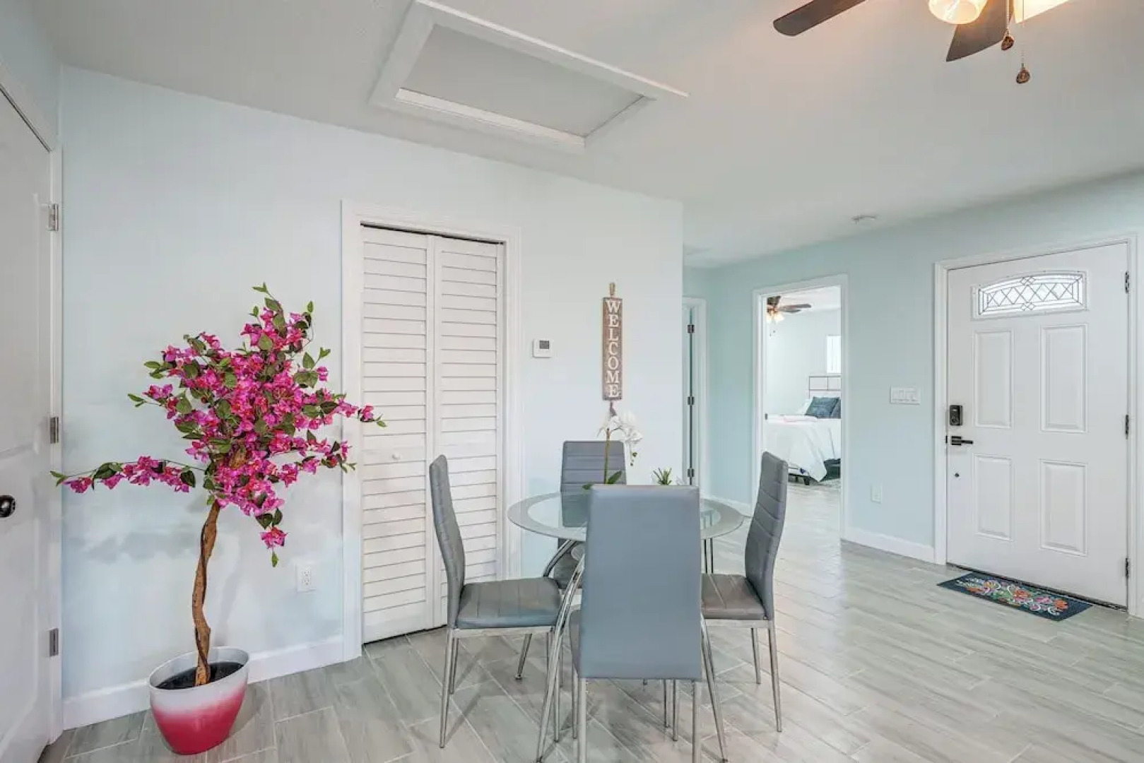 12 Mi to Dtwn Tampa: Vibrant Home w/ Outdoor Space
