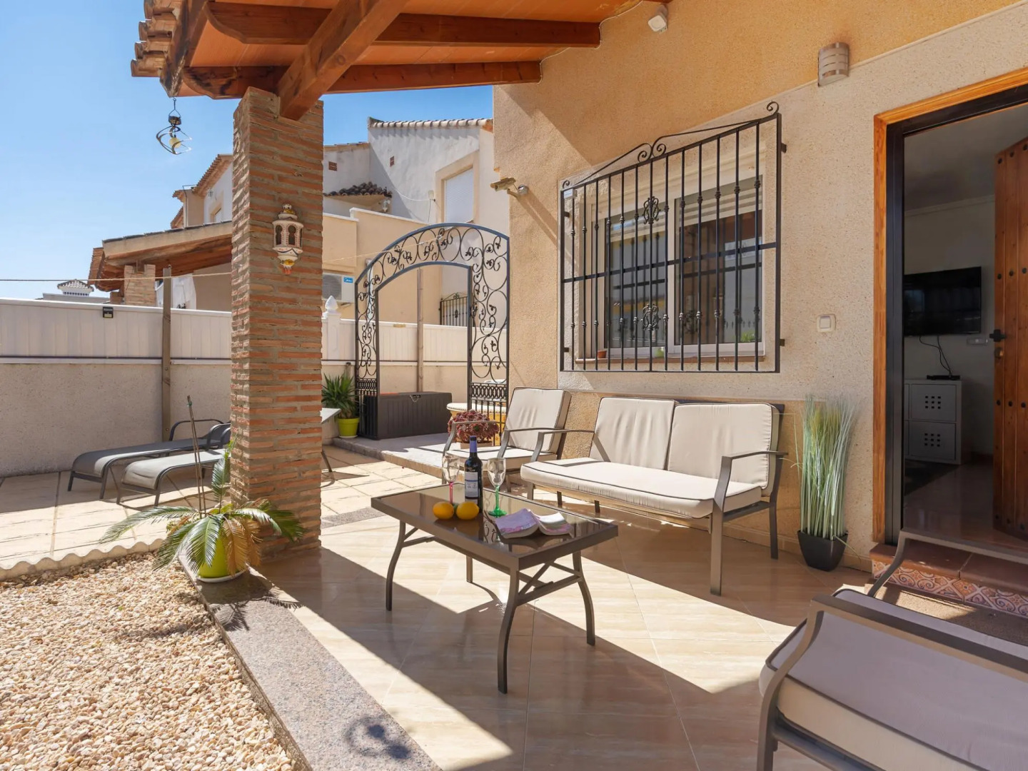 Inviting holiday home in Lo Crispin with shared pool