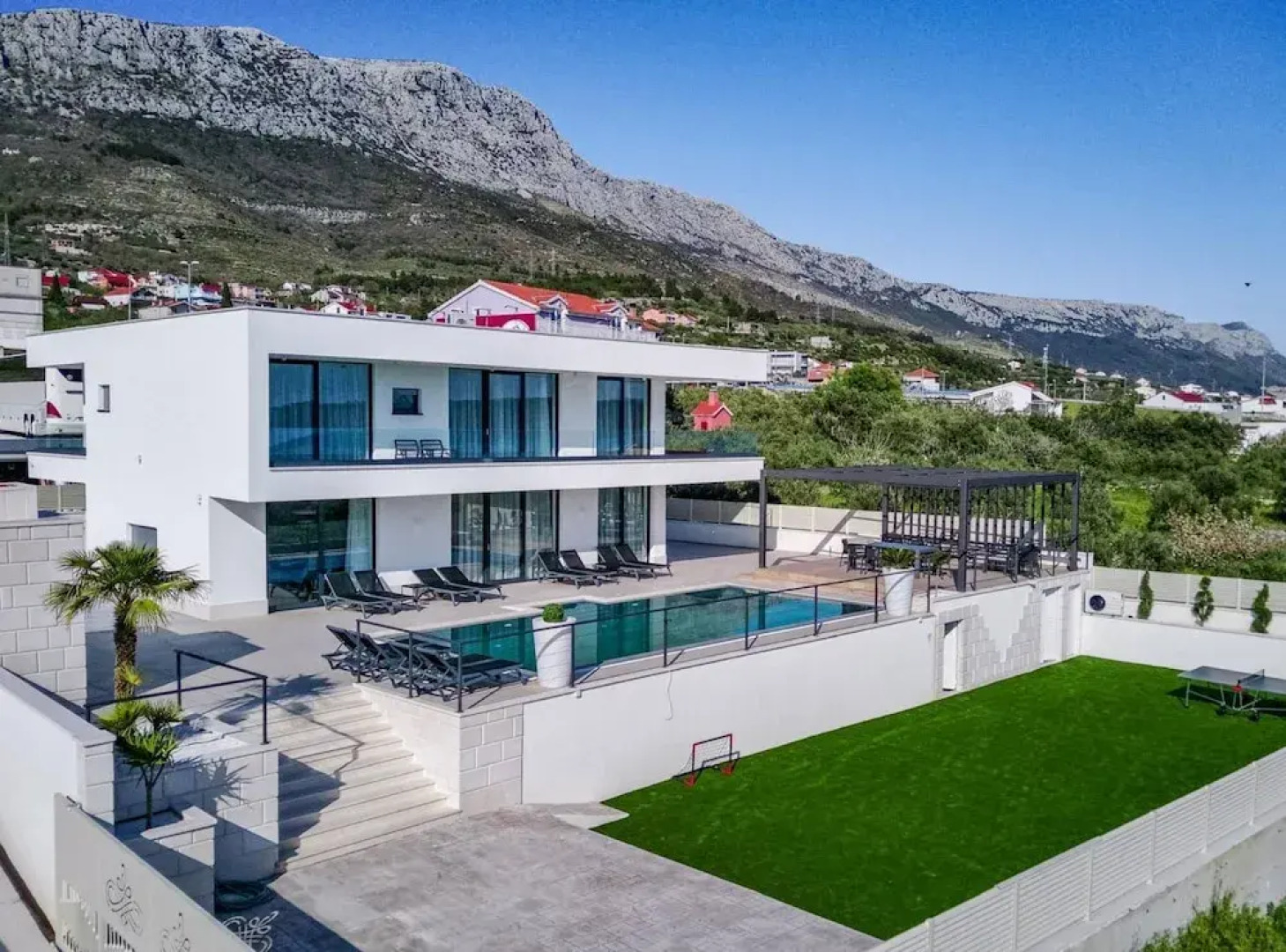 Sunset Serenity Villa With Pool, Gym and Sauna