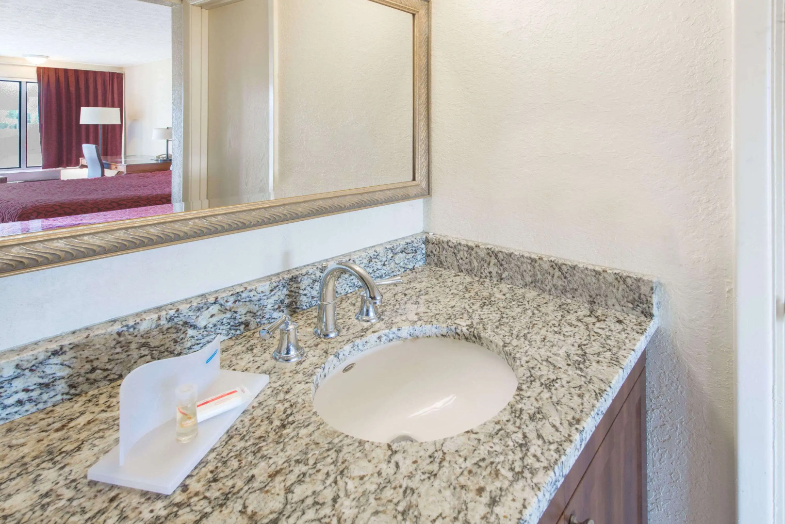 Days Inn & Suites by Wyndham Dayton North