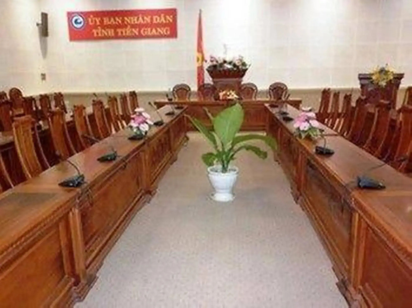 Nha Khach Tien Giang