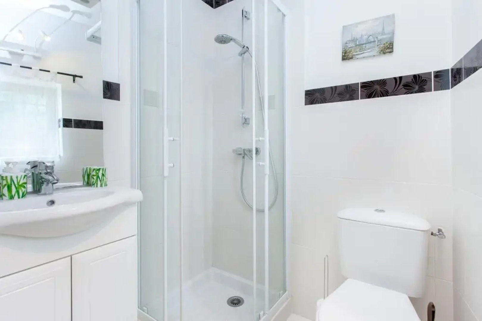 Hirondelle in Charming Village