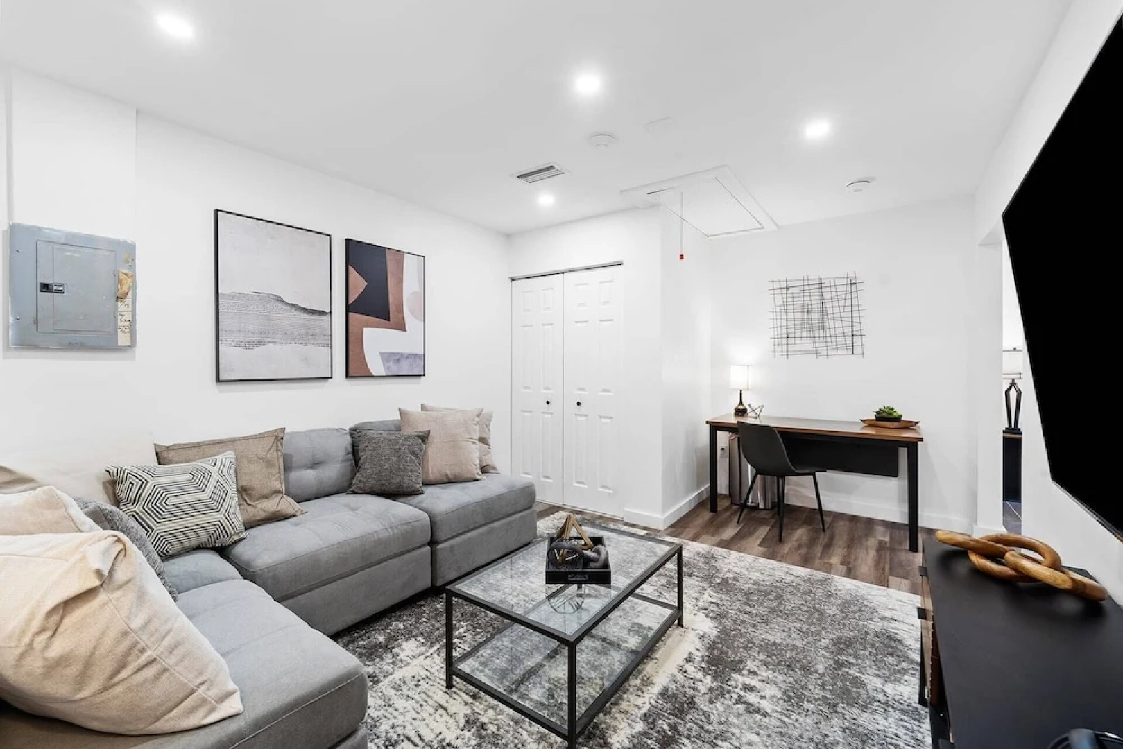 Spacious 8BR w/ Guesthouse + Pool & Tons of Games