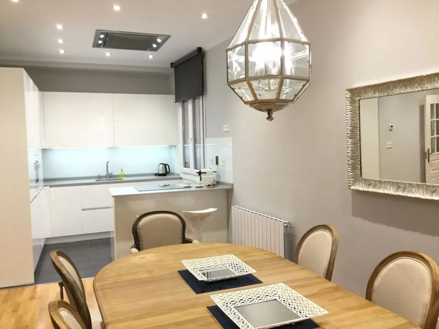 Downtown by Forever Rentals Superior Apartment With 2 Bedrooms. Parking and Wifi