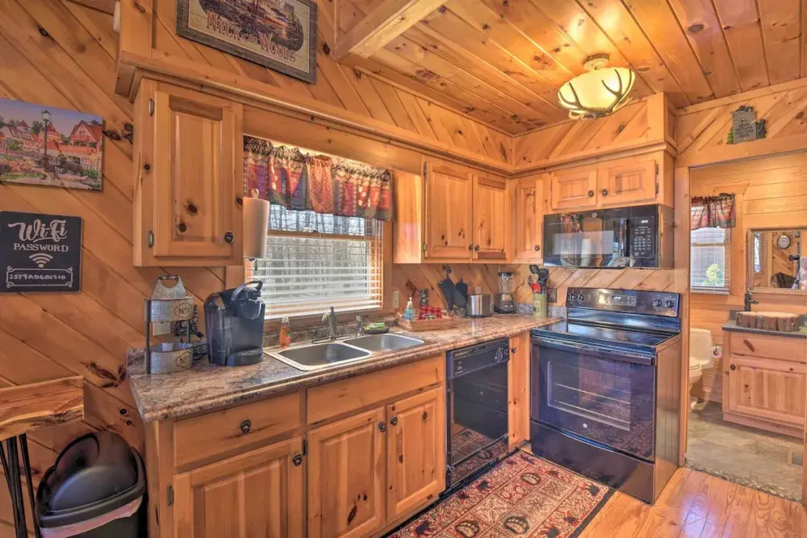 Helen Cabin w/ Deck & Hot Tub < 1/2 Mi to Main St