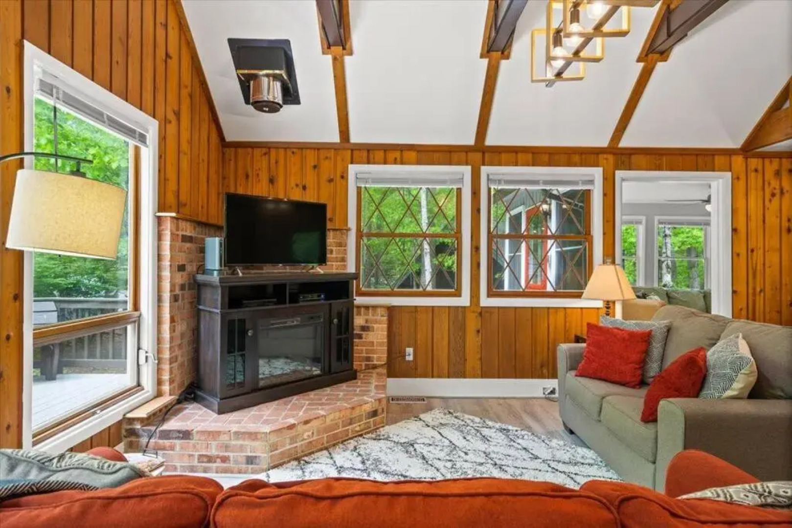 The Gingerbread House: 4 BR chalet, w/ Sunroom/Deck, sleeps 12, modern amenities