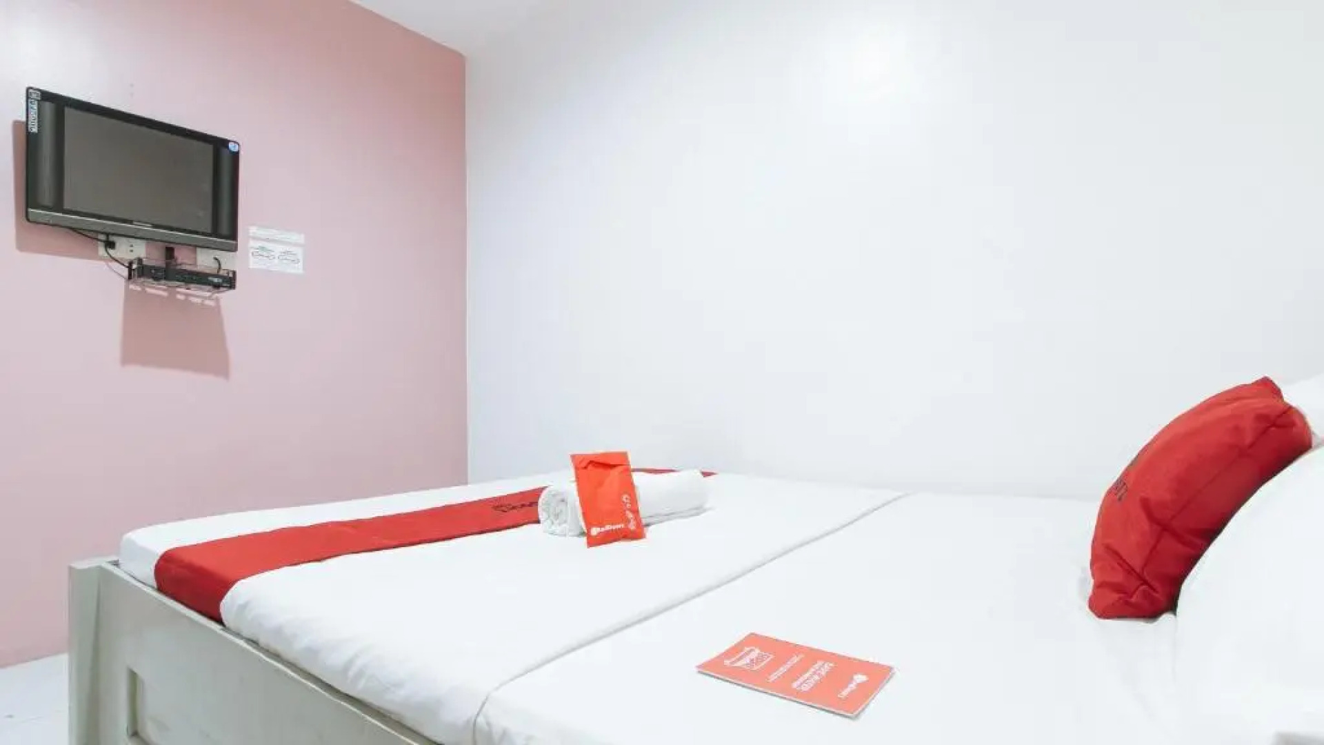 RedDoorz near SM Calamba - Vaccinated Staff