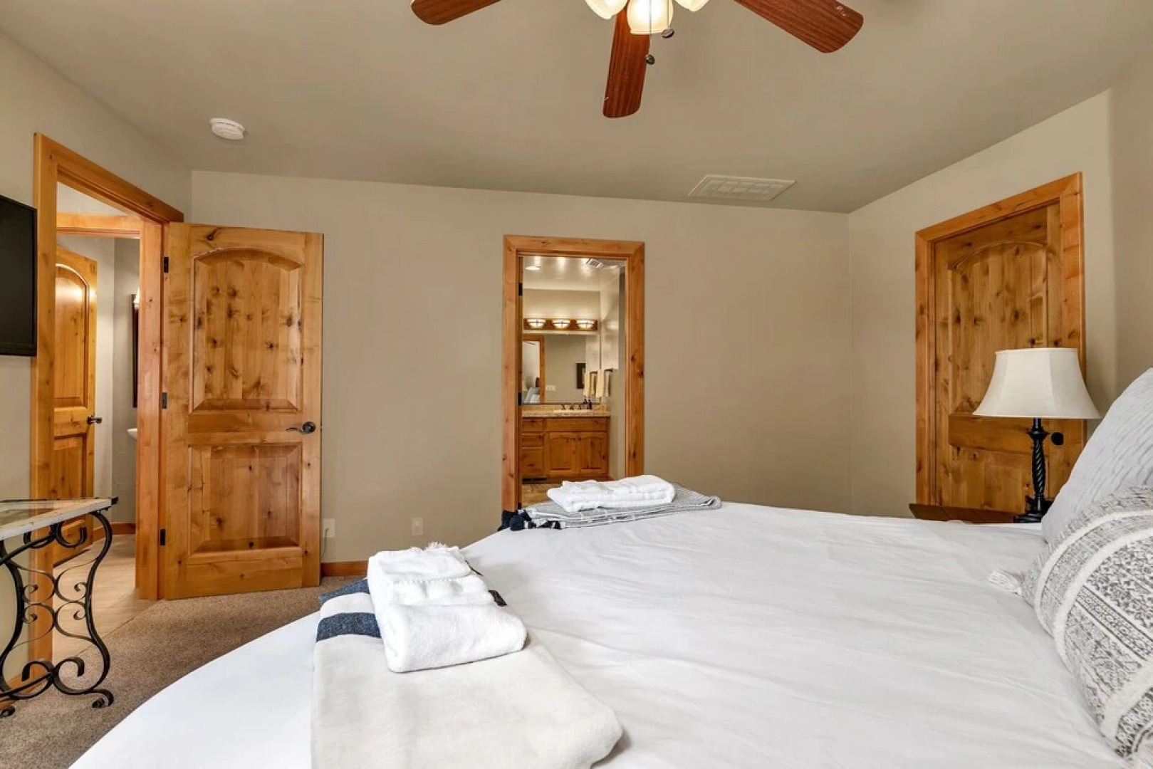 Bass Lake Beauty! 4 BDR Sleeps 16, Lakefront Views