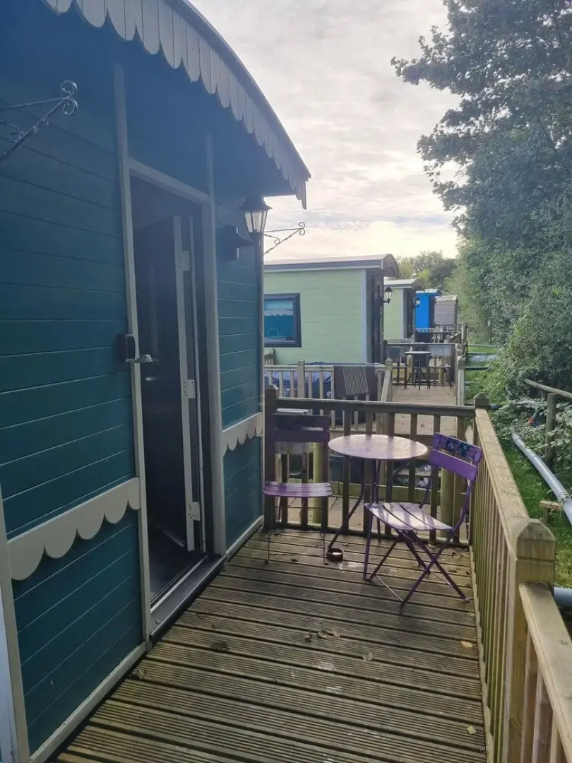 Glamping Hut - Riverview 3