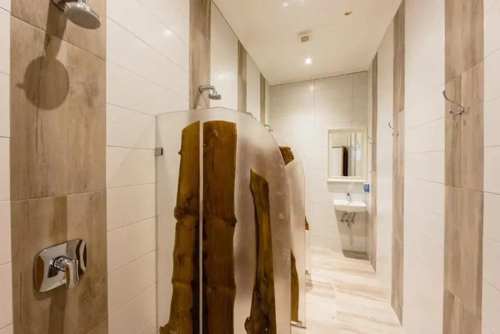 Back2Roots Backpackers