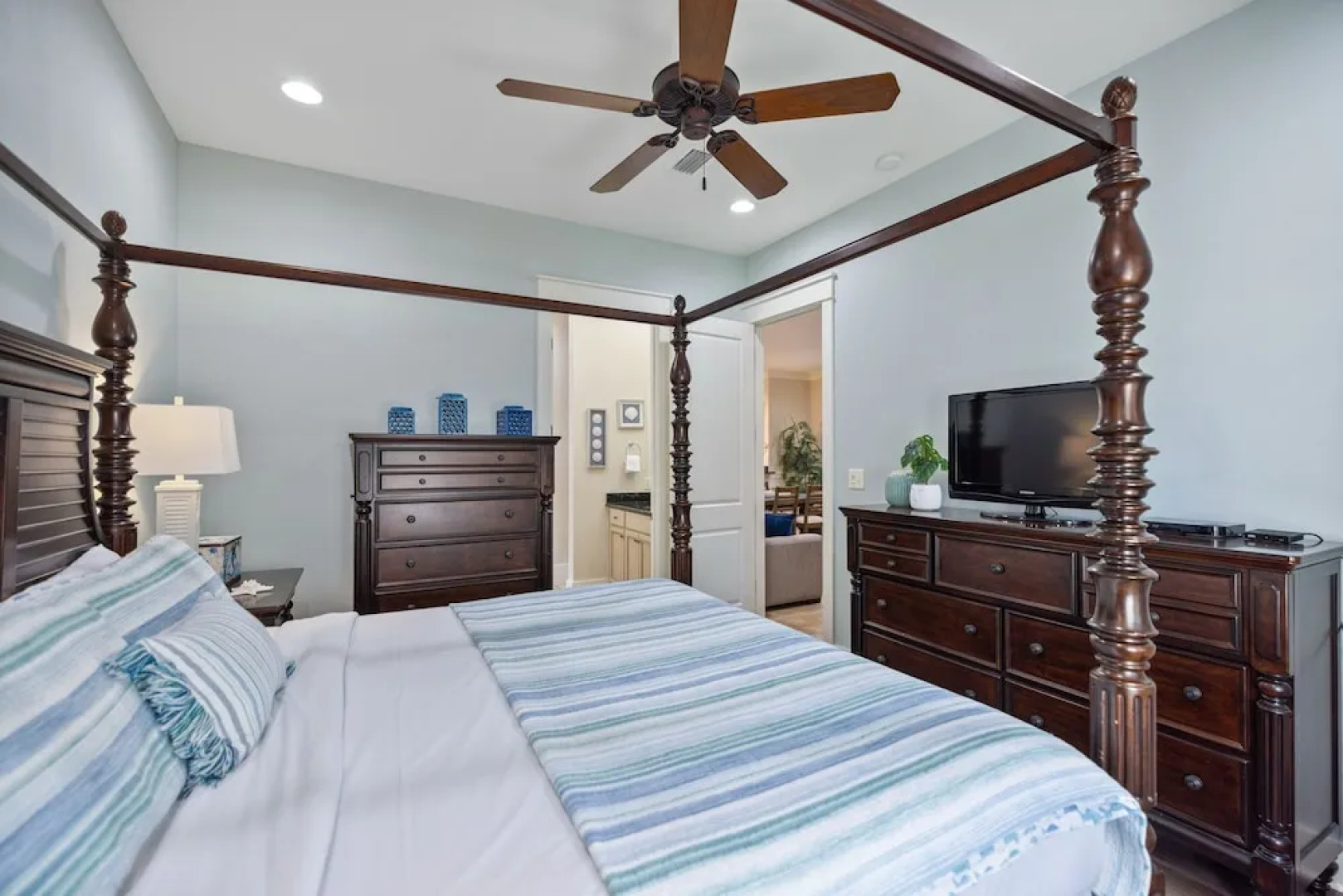 2465 Bungalo 4 Bedroom Home by RedAwning