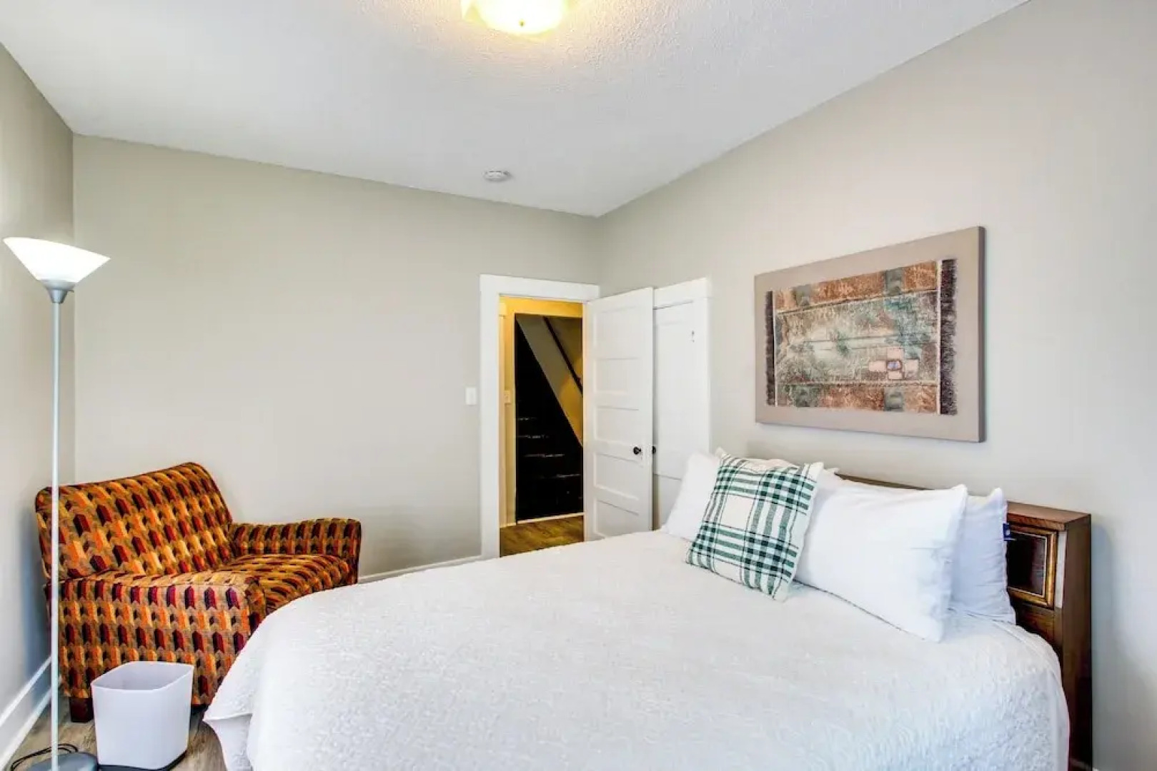 1 Mi to K-state Campus: Central Manhattan Home