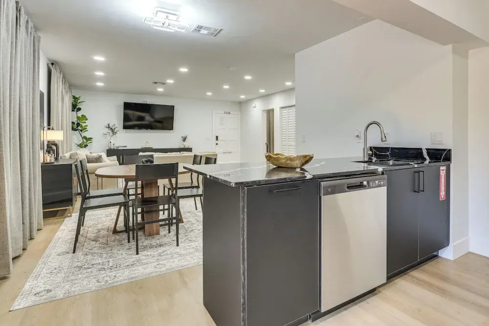 Walk to City Center: Modern Coral Springs Getaway