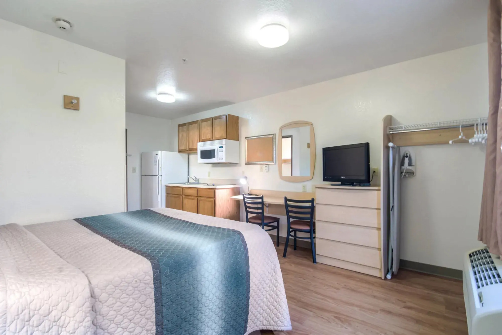 HomeTowne Studios & Suites by Red Roof Bentonville