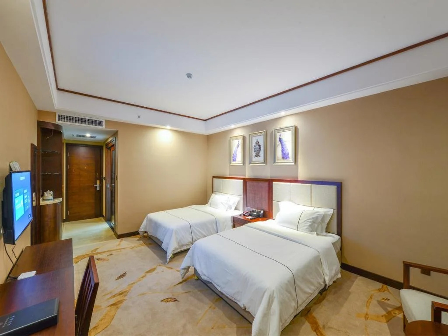 Yingjiang River Bian Chui Hotel