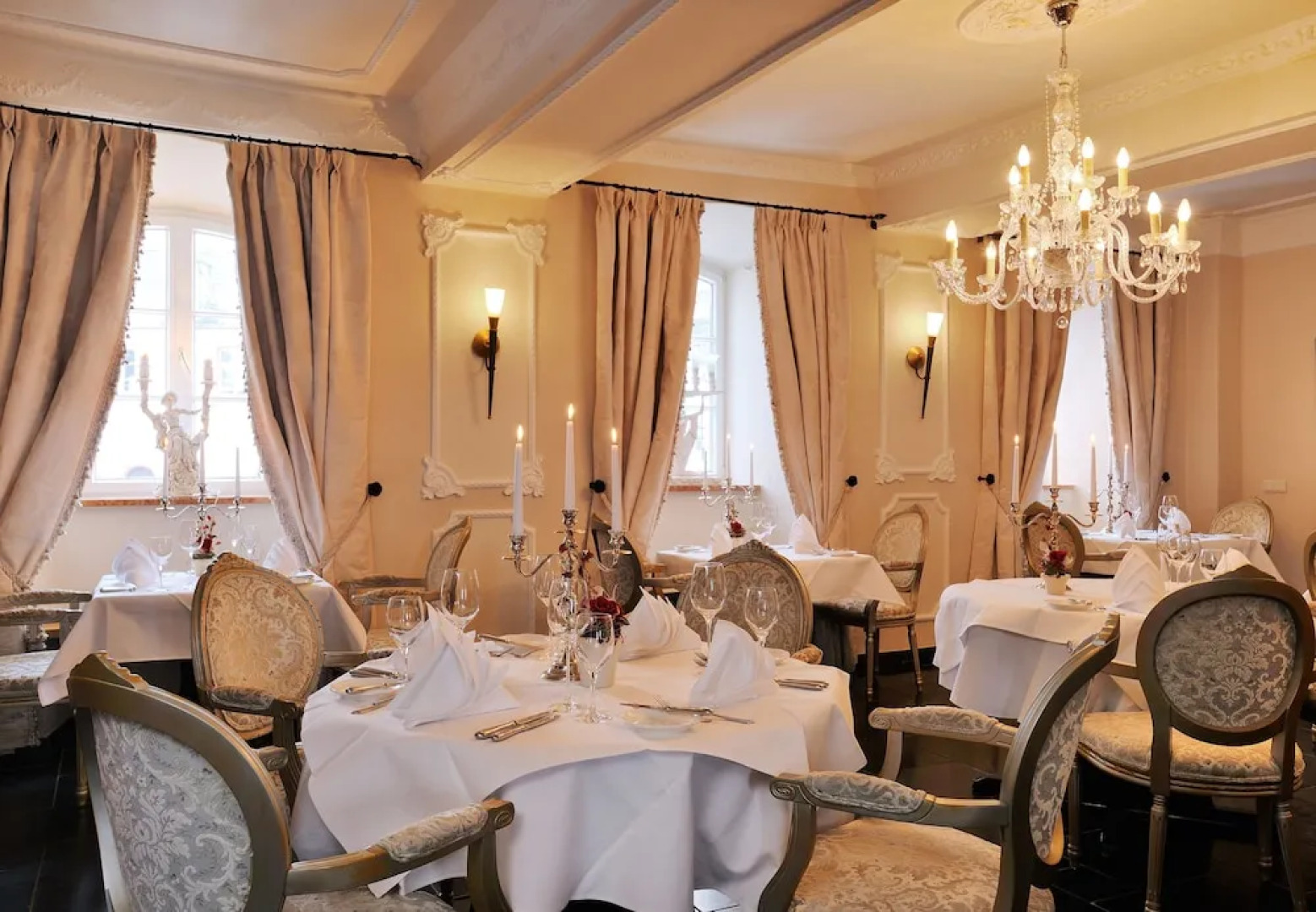 Schlosshotel Burghaus Kronenburg