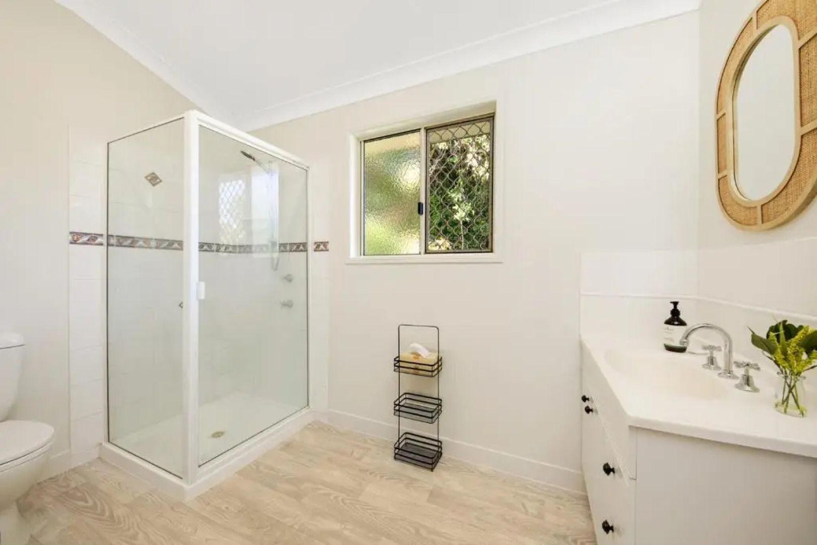 Hughes Hideaway - 2BR Cottage on 1 Acre w Air Con, King Beds