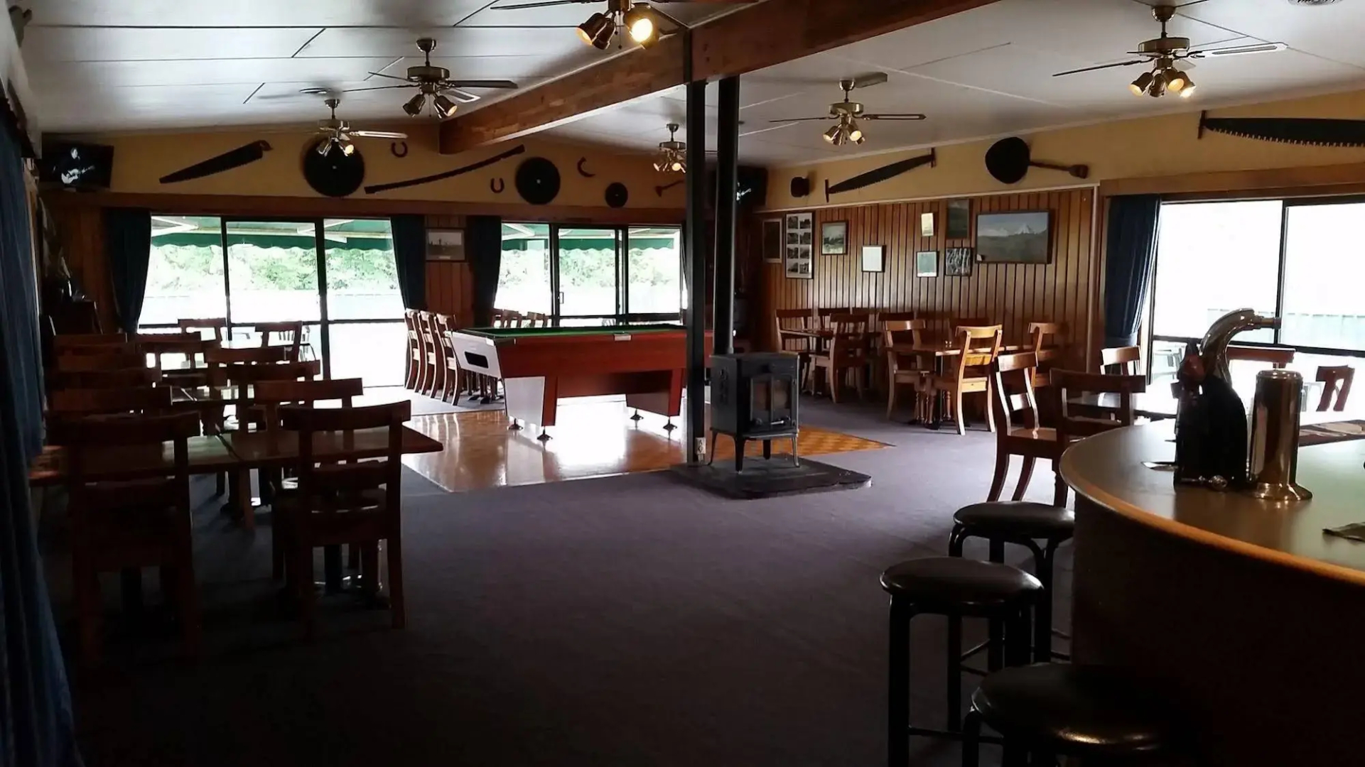 Mahoe Motel Bar n Grill