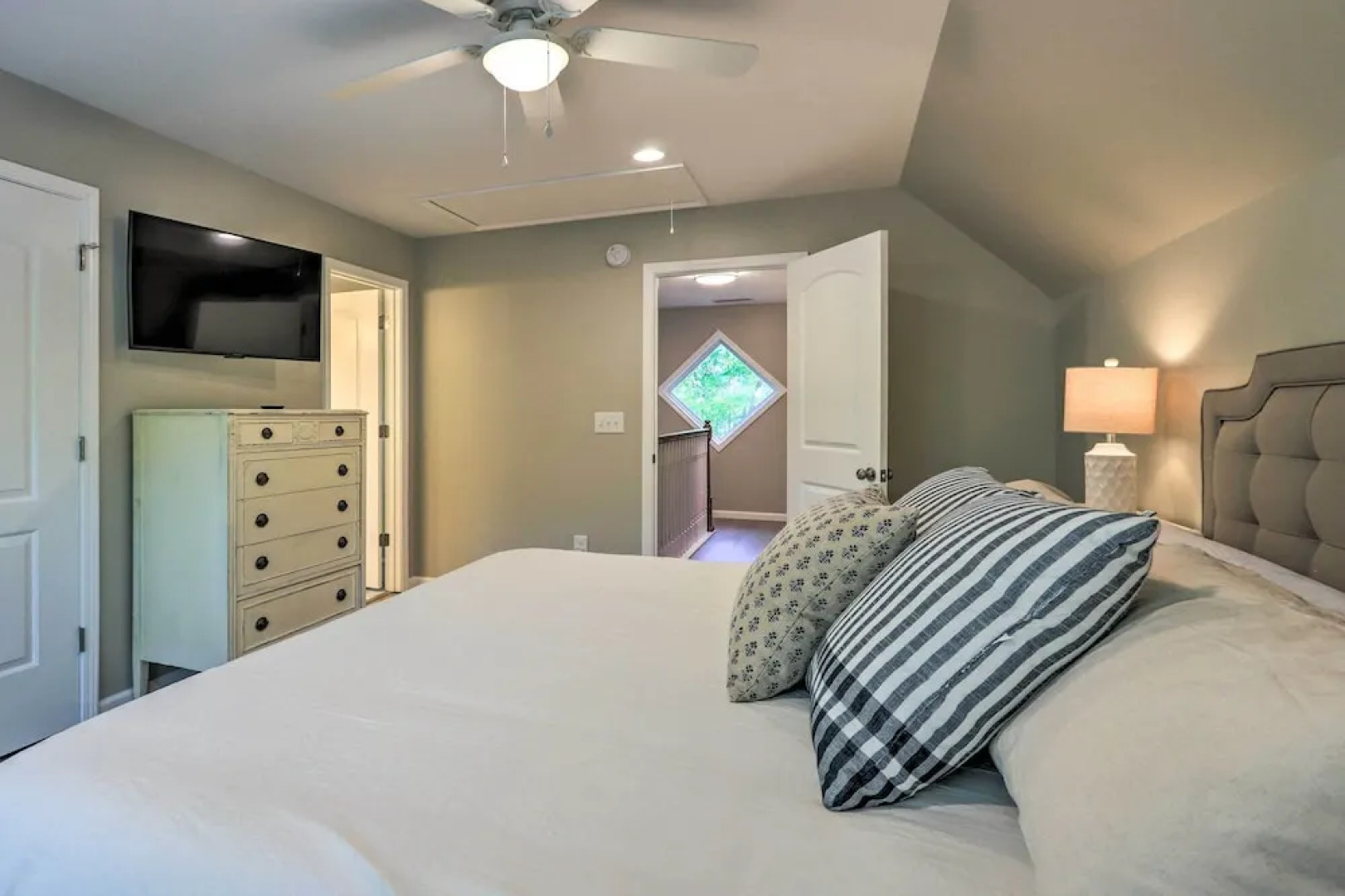 Chic Lake Sinclair Retreat With Dock & Hot Tub!