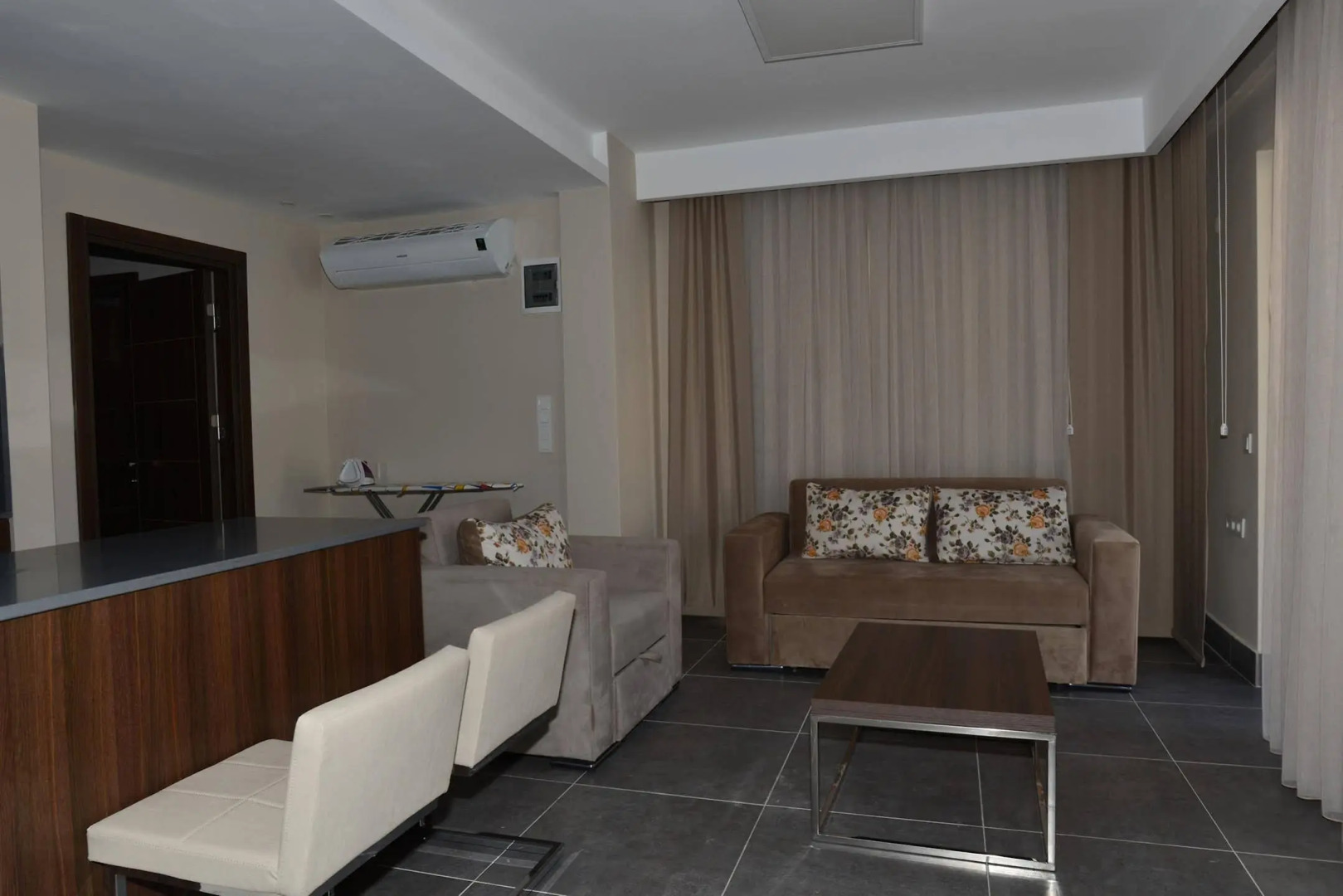 Lighthouse Nadia Aparts