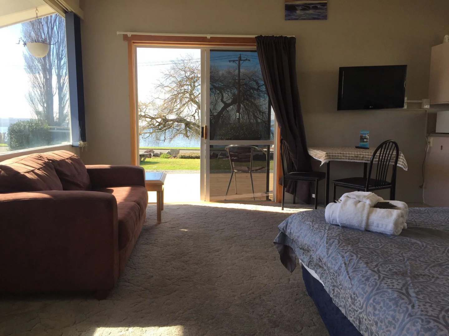 Jack & Di's Lakefront Motel