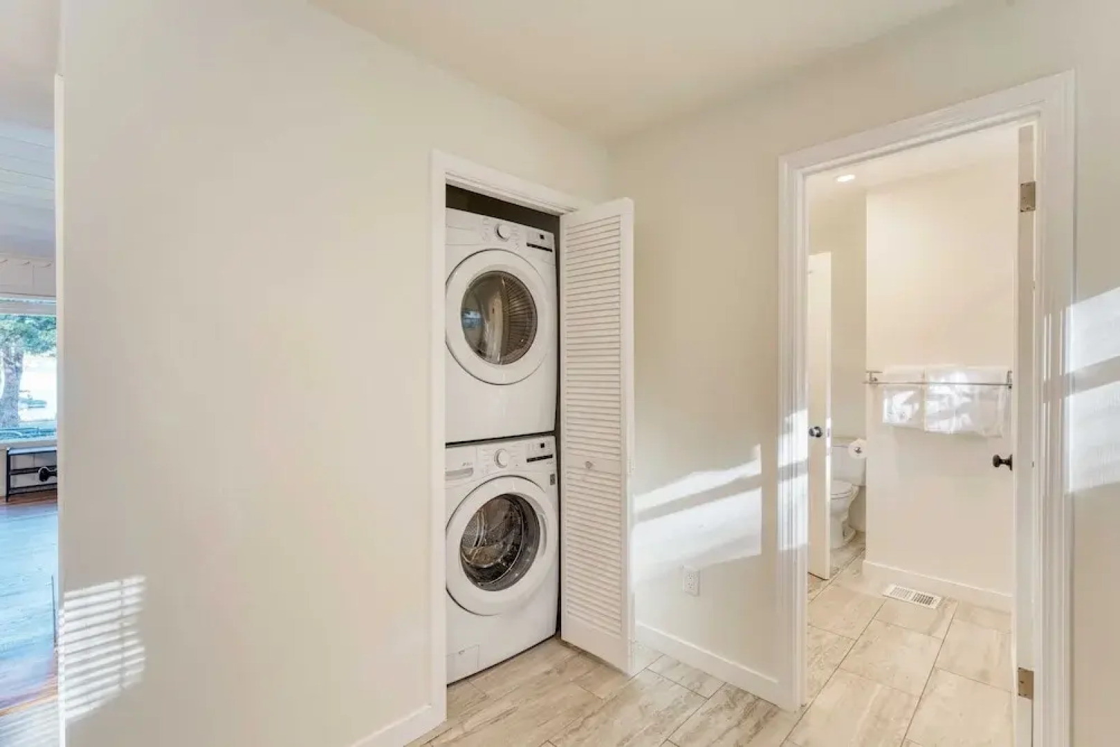 West Shore Lake House by Avantstay Ski Cabin w/ Backyard Sledding Hill!