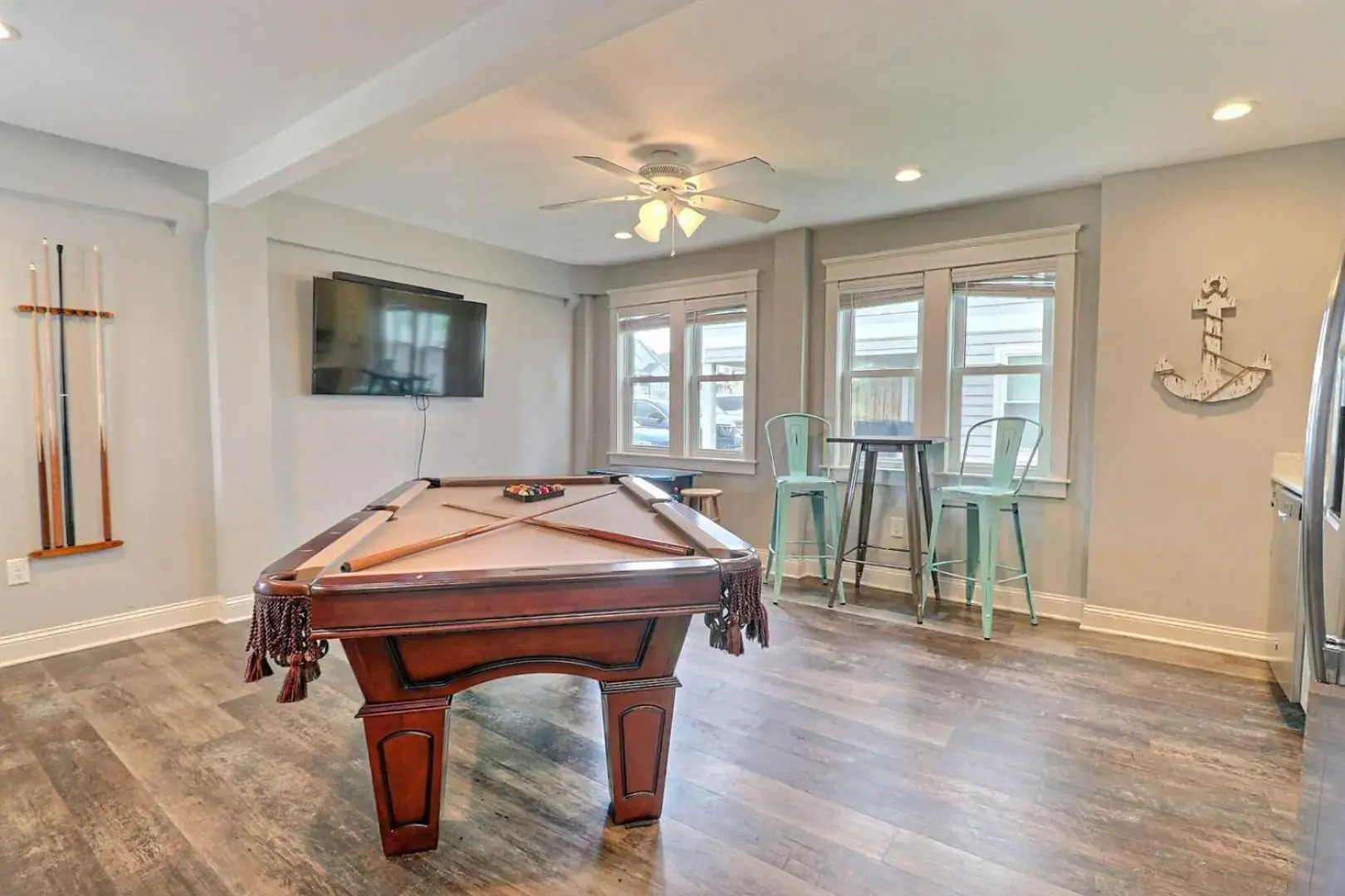 4059 - Bikinis & Martinis