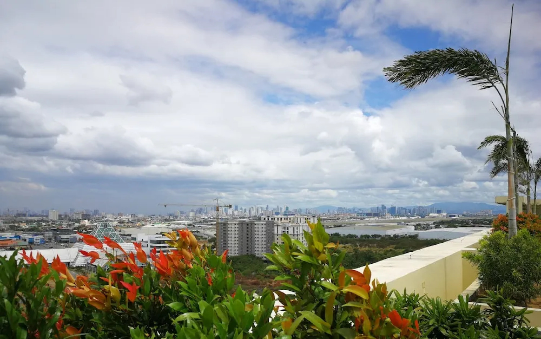 Cozy Condo Studio Near Airport with Wifi