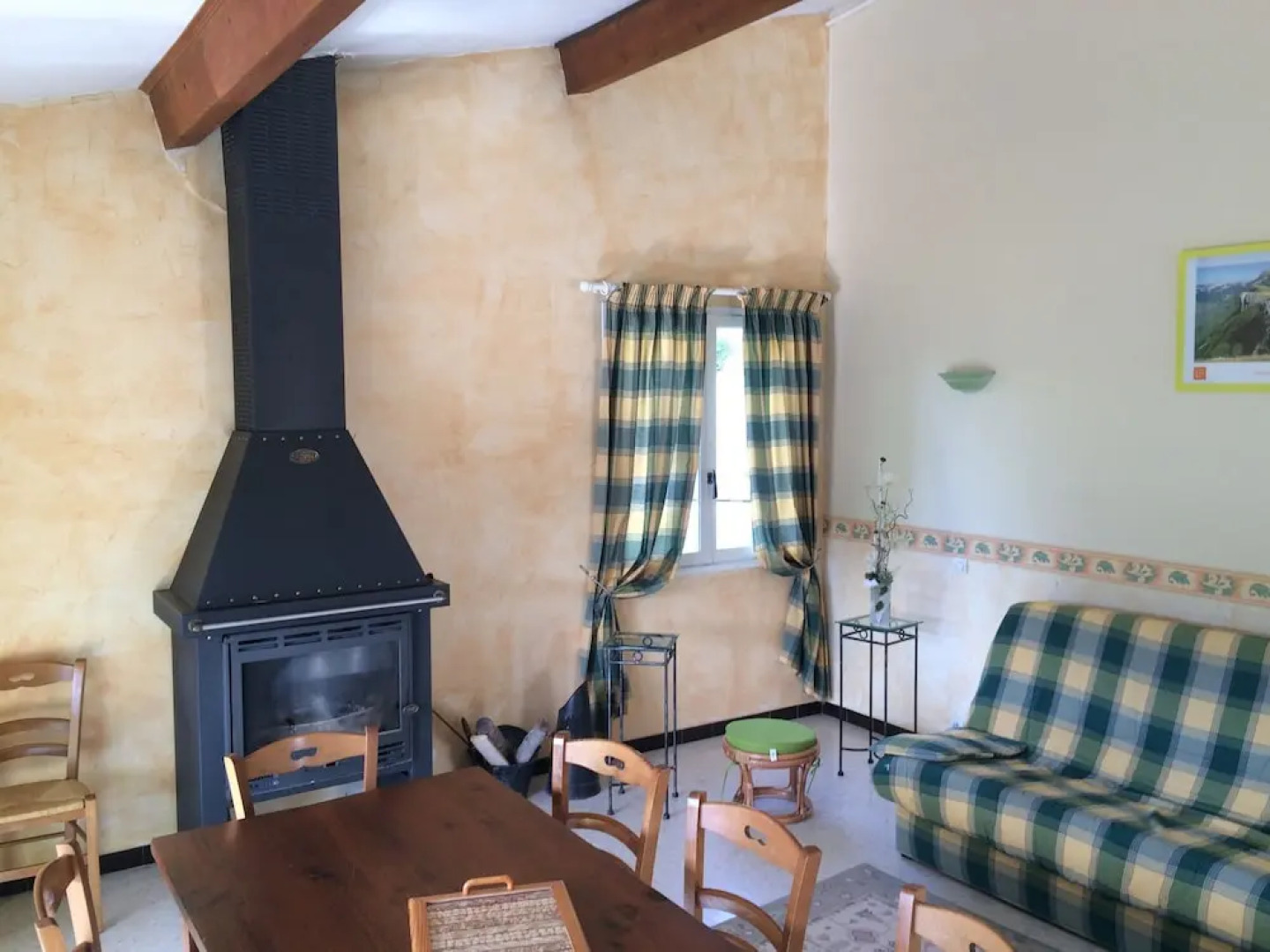 Stunning Holiday Home in Bourdeaux with Hill View