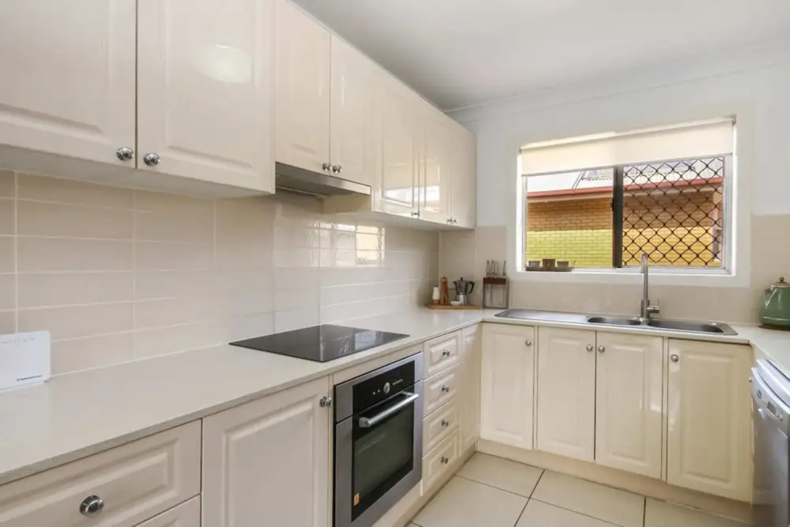 Contemporary 2 Bedroom Beachfront Apartment