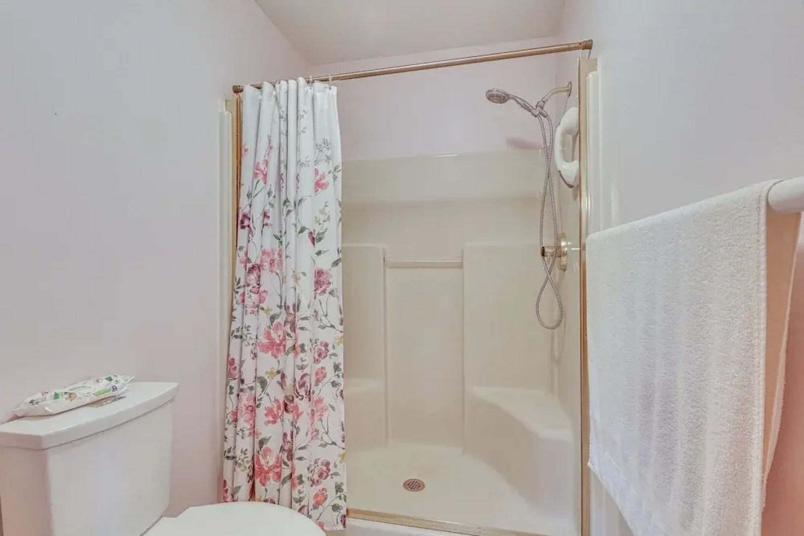 Lovely Portland Home ~ 10 Mi to Downtown!