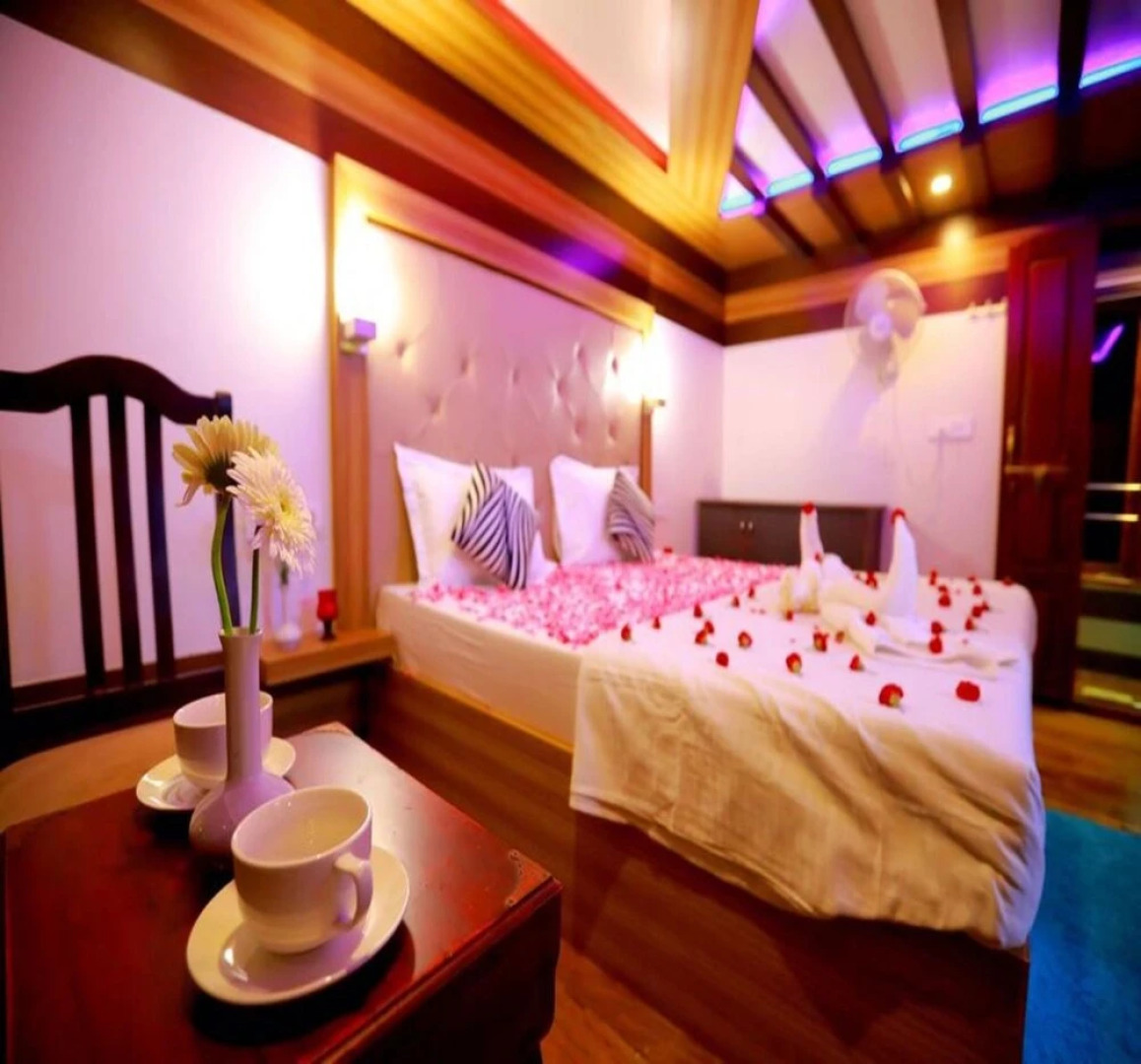 India Vacationz Houseboat