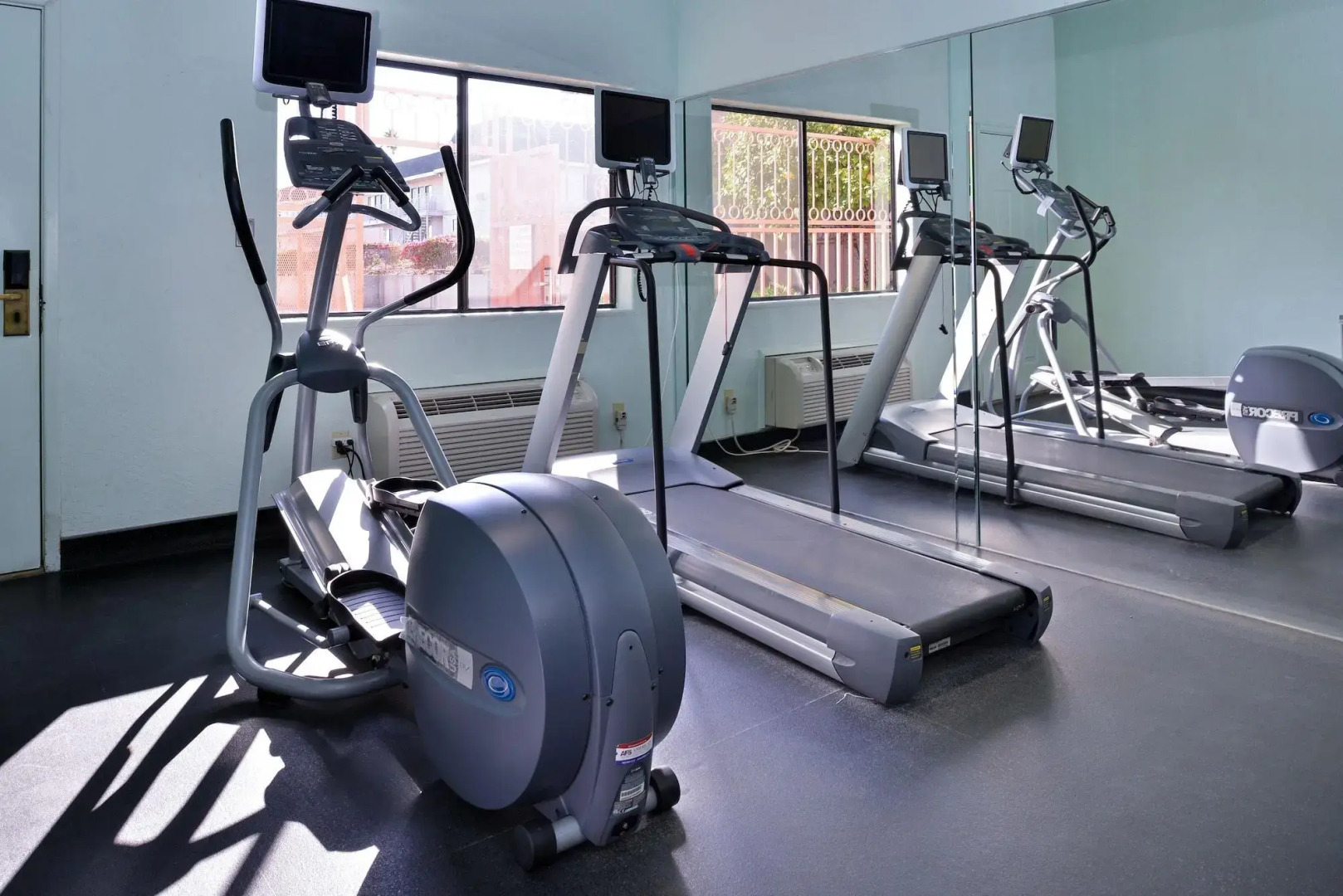 La Fuente Inn & Suites