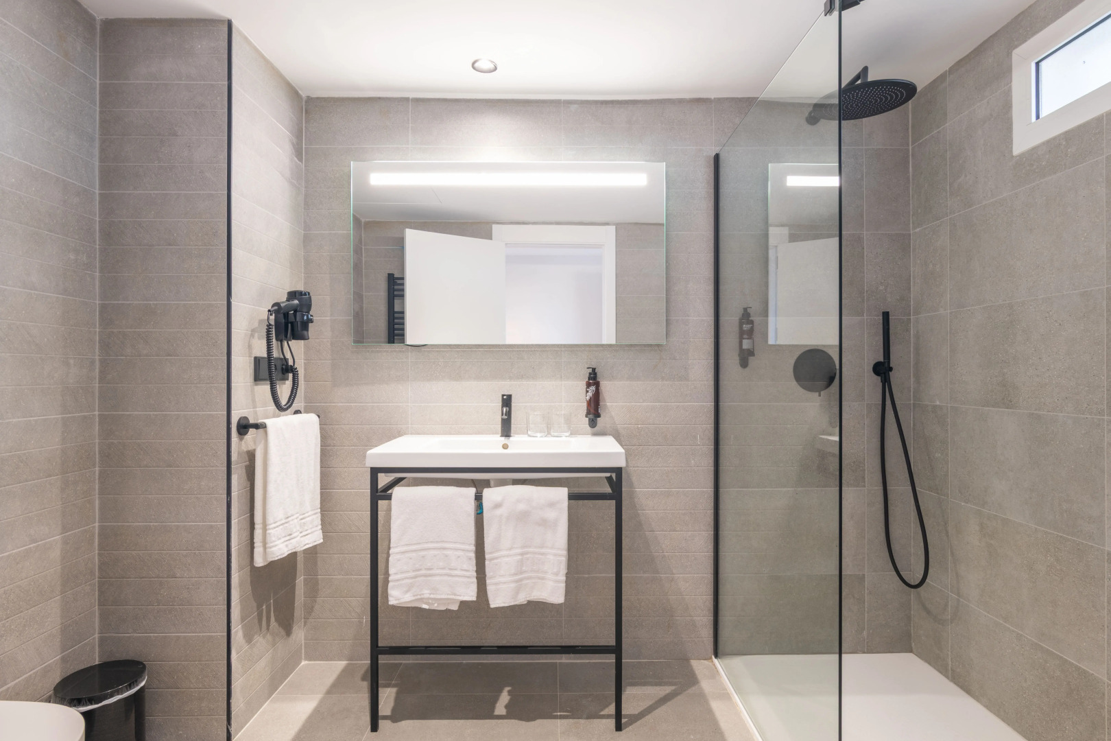 Hotel Parasol by Dorobe