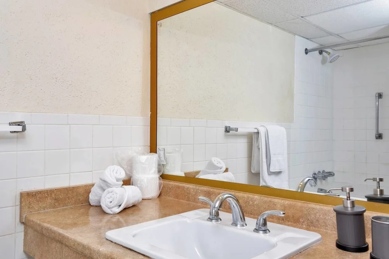 Lovely Little Studio With Pool, Hallandale Beach:)