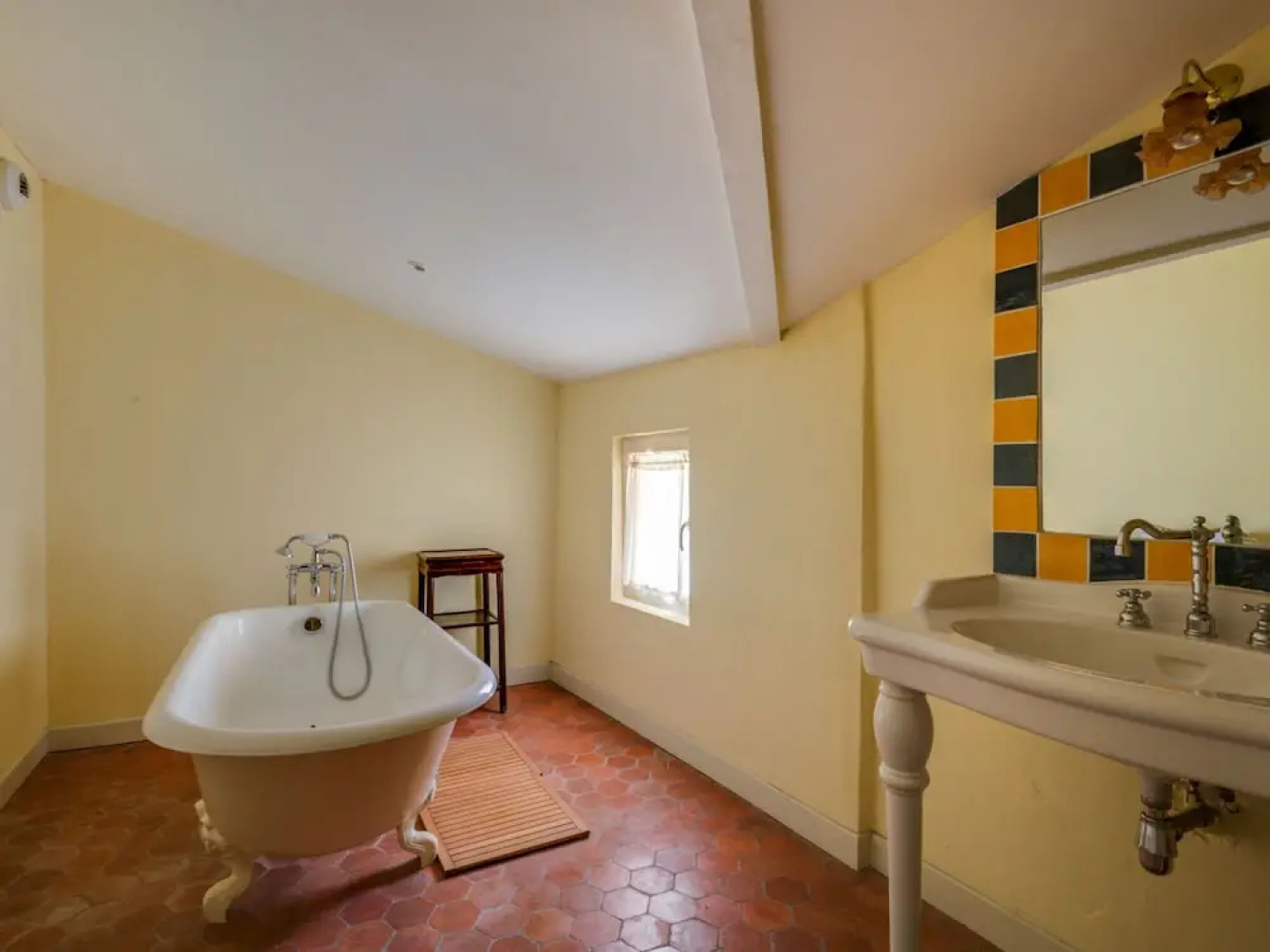 Secluded Holiday Home in Rustrel With Swimming Pool