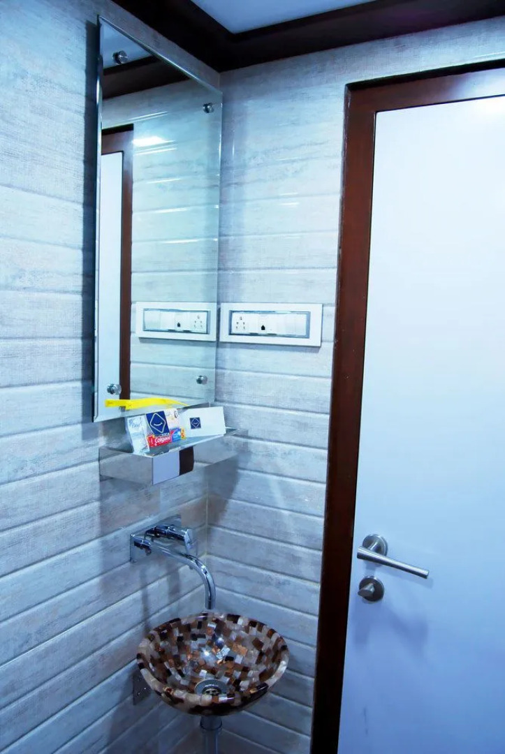 Stay Vista Rooms near Marine Drive