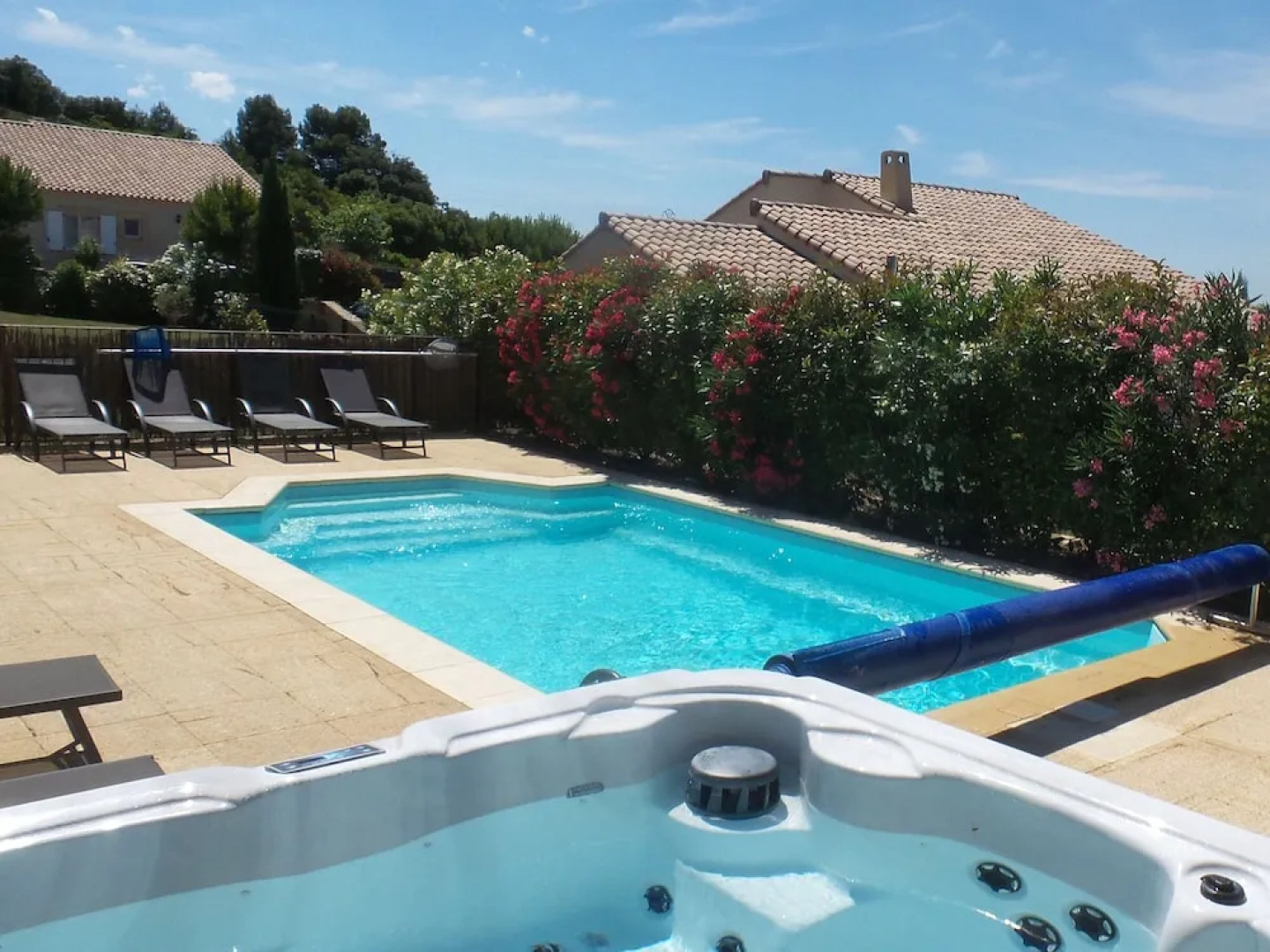 Villa with air-con, heated pool, jacuzzi, fenced garden and kids play equipment