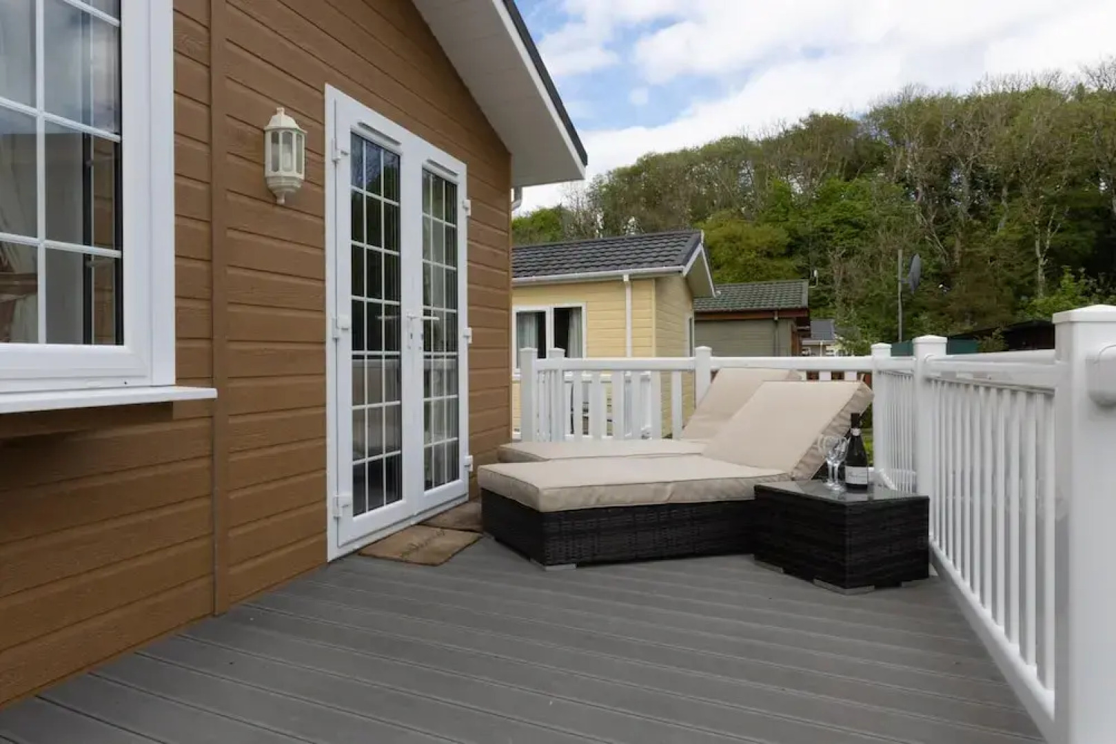 Castaway Lodge - Close to Beach Lovely Lodge With Veranda